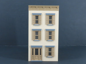 O 1/48 Scale MTH RailKing 30-9079 3-Story Town House - Tan w/ Dark Tan Trim