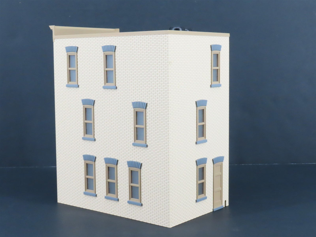 O 1/48 Scale MTH RailKing 30-9079 3-Story Town House - Tan w/ Dark Tan Trim