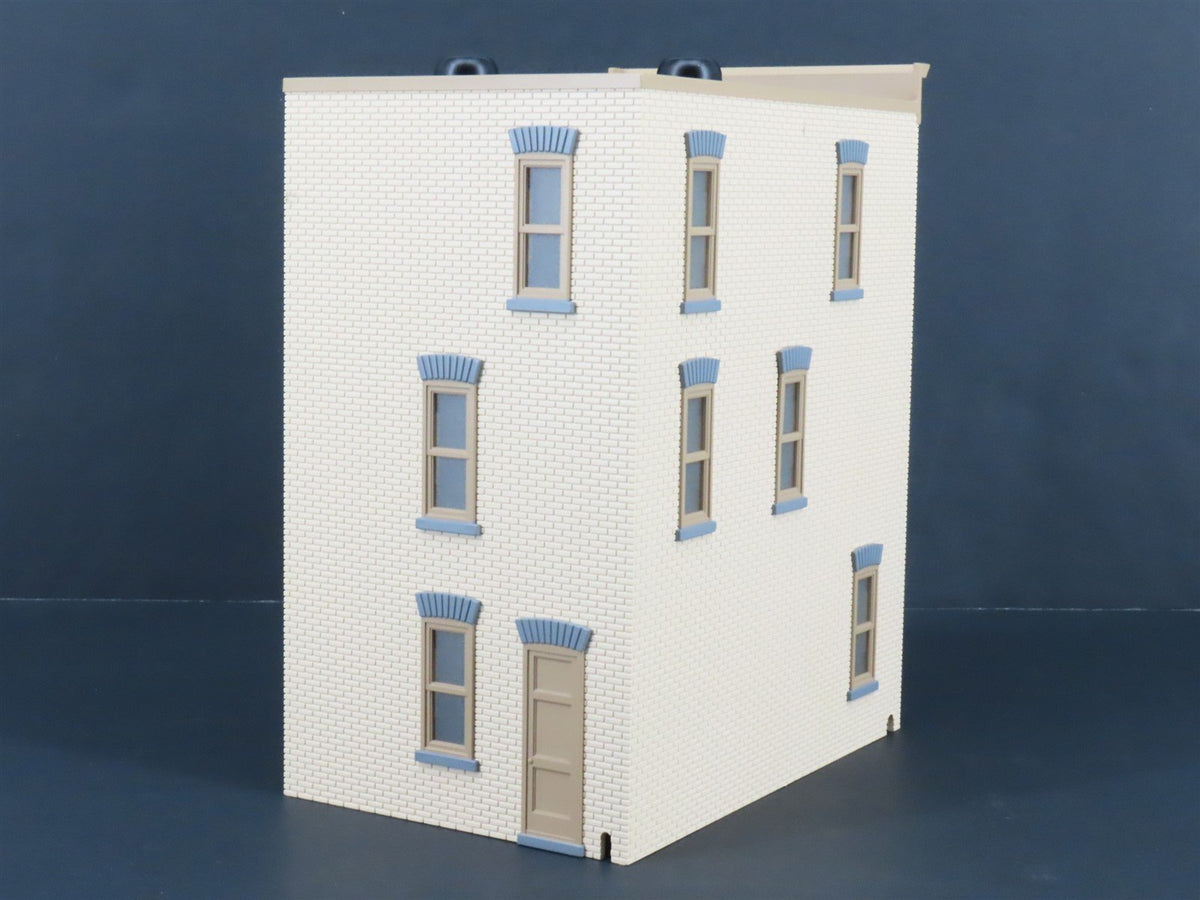 O 1/48 Scale MTH RailKing 30-9079 3-Story Town House - Tan w/ Dark Tan Trim