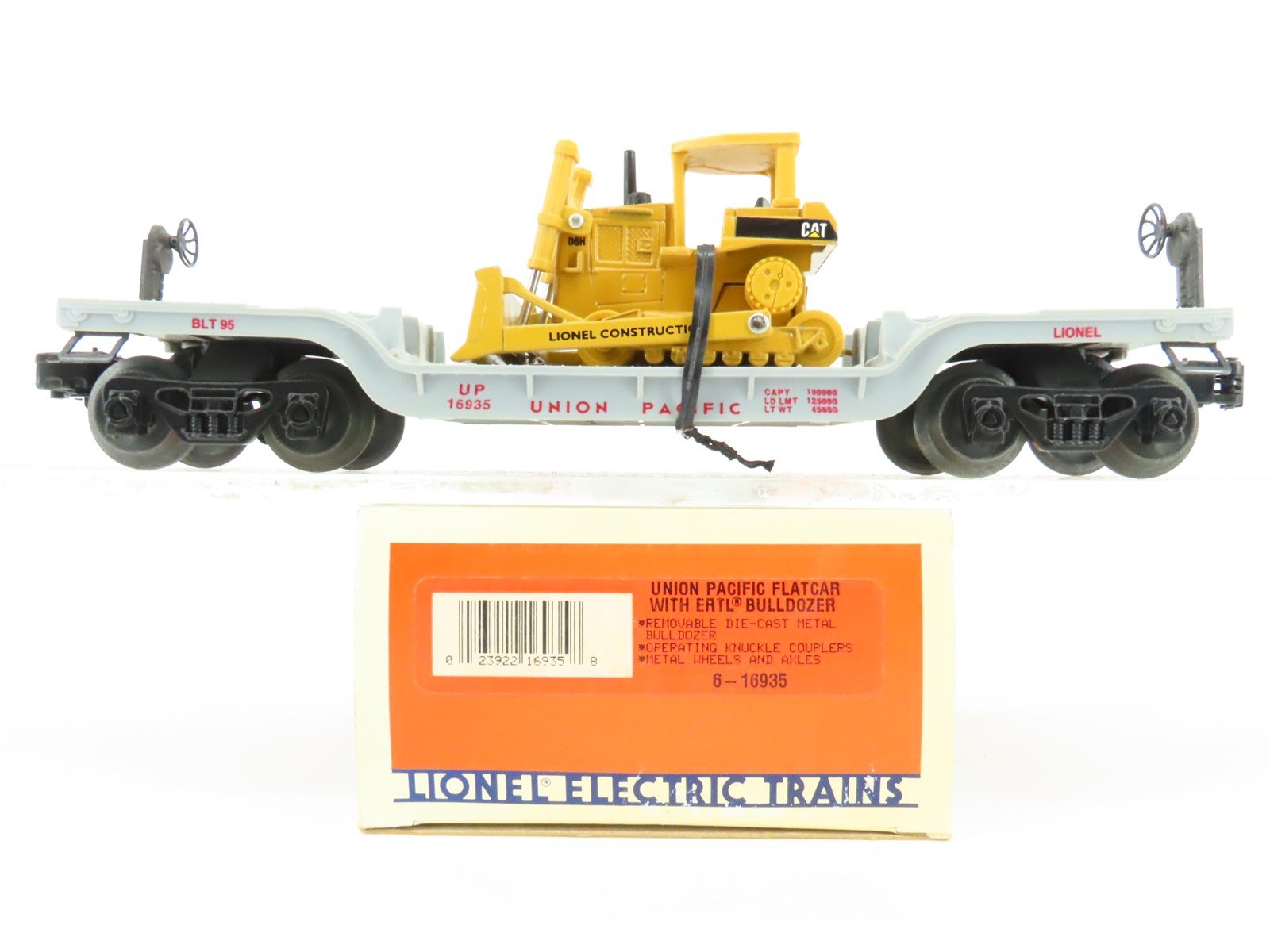 O Gauge 3-Rail Lionel 6-16935 UP Union Pacific Flat Car #16935 w/ Ertl Bulldozer