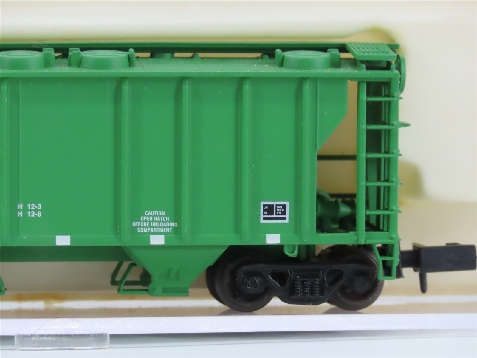 N Scale Atlas 3152 BN Burlington Northern 2-Bay Covered Hopper #424615