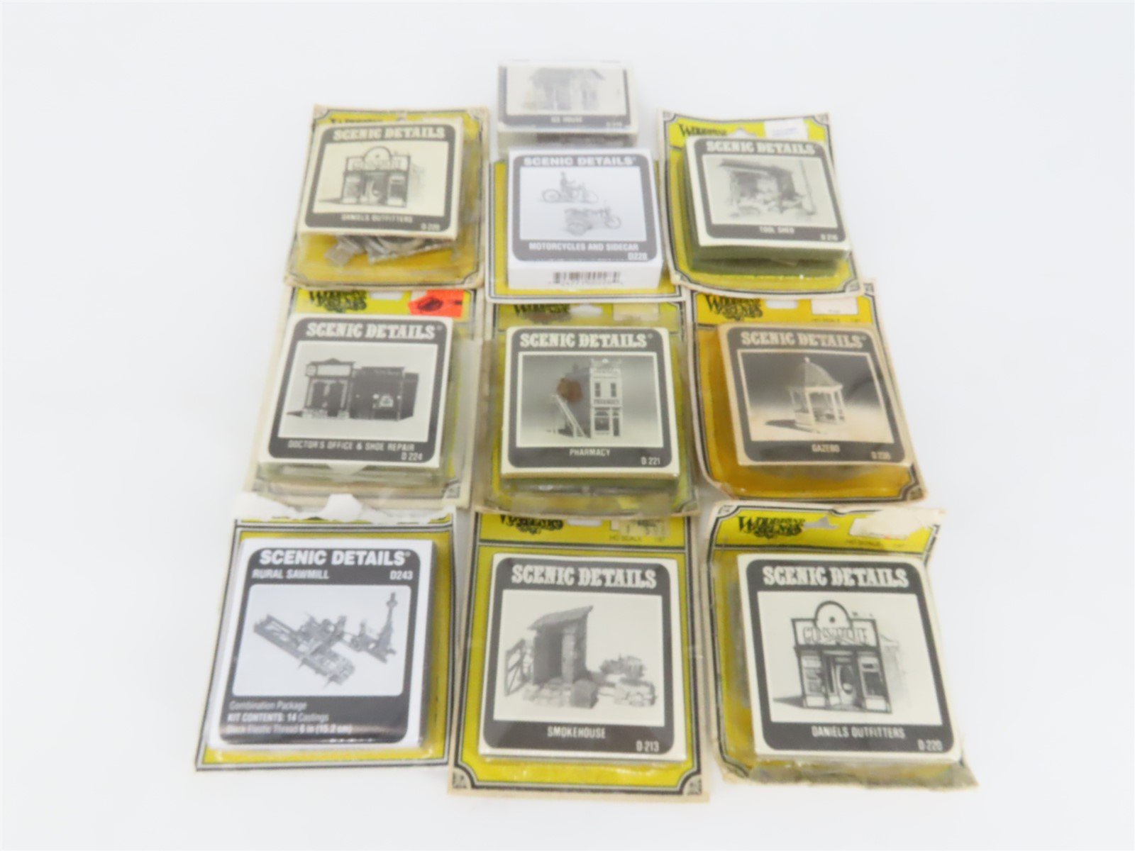 LOT of 10 HO Scale Woodland Secnics Buildings & People Scenes