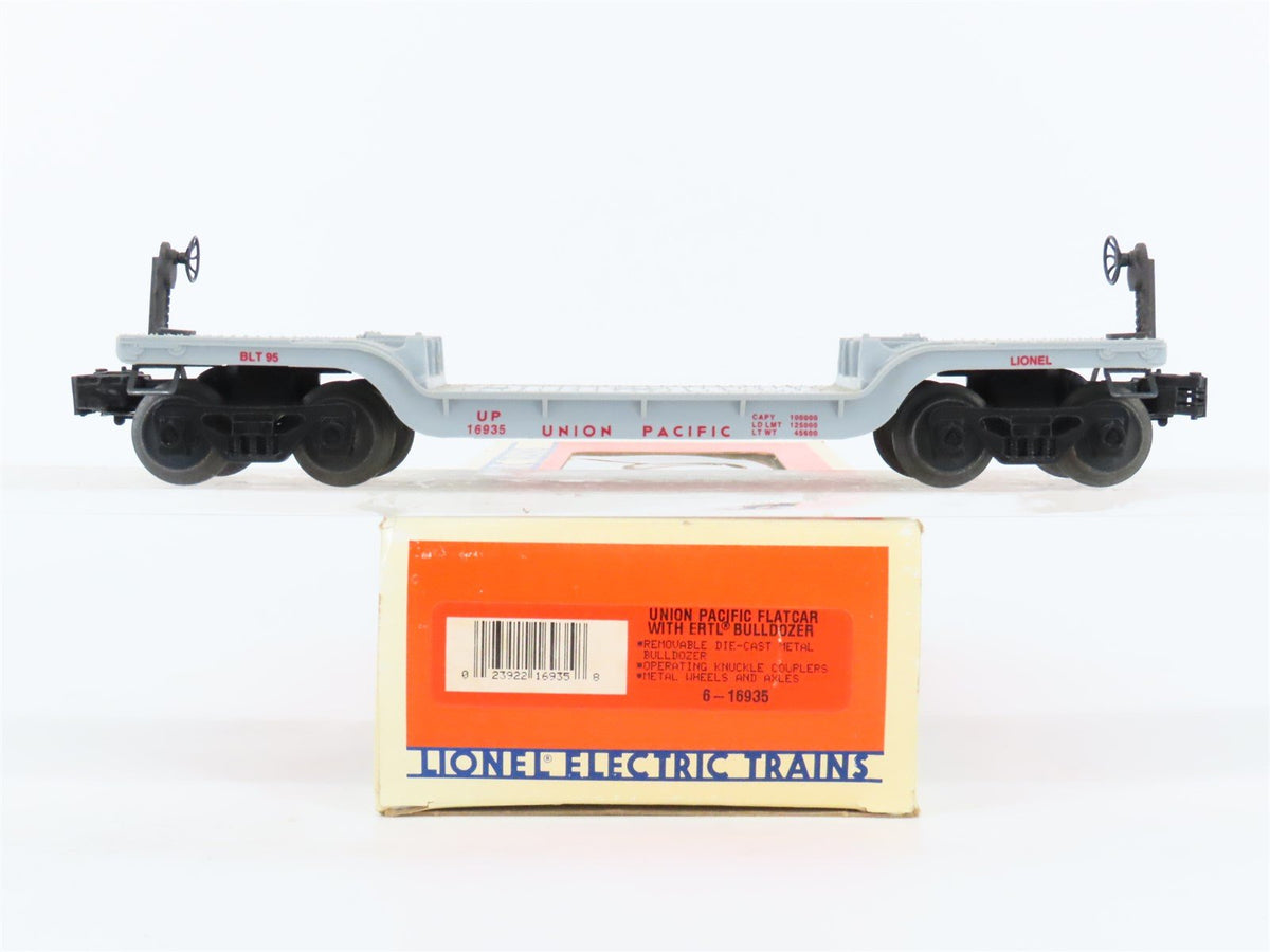 O Gauge 3-Rail Lionel 6-16935 UP Union Pacific Flatcar w/ Farm Tractor 16935