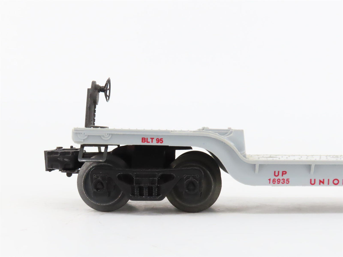 O Gauge 3-Rail Lionel 6-16935 UP Union Pacific Flatcar w/ Farm Tractor 16935