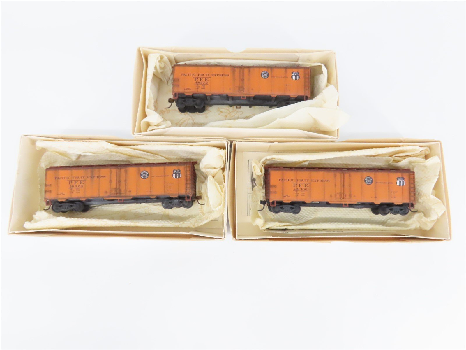 Lot of 3 HO Scale Walthers PFE Pacific Fruit Express Reefer Cars WEATHERED