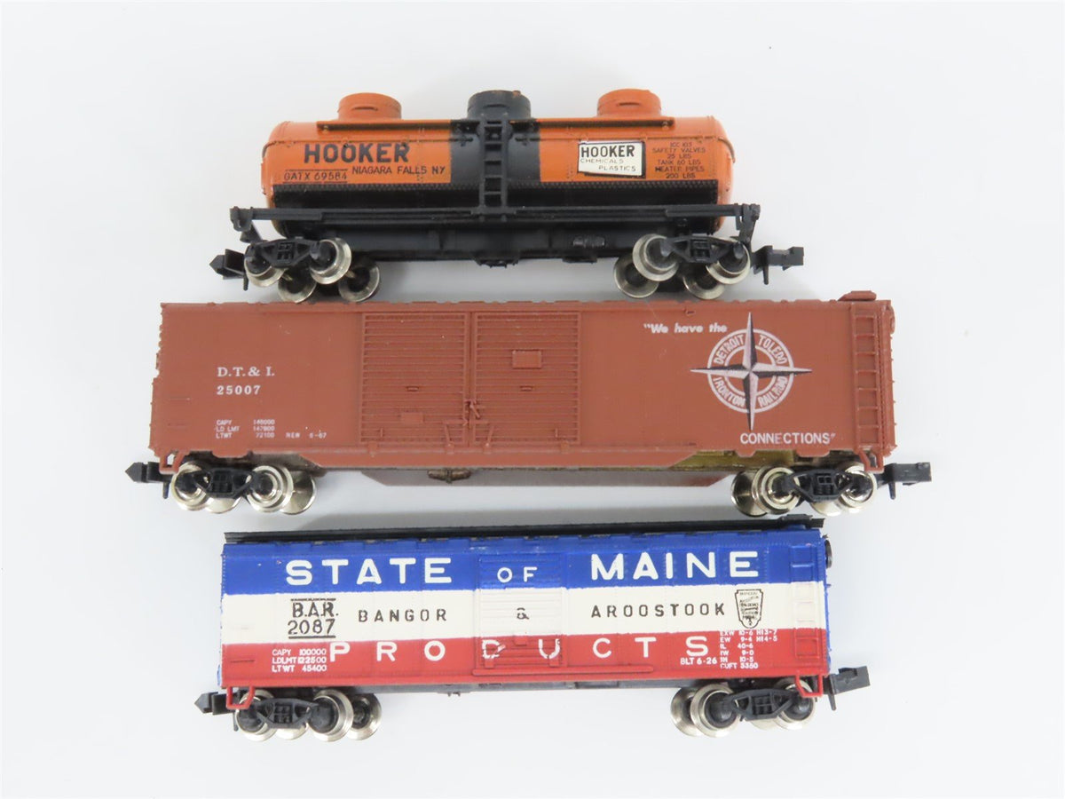 LOT of 11 N Scale MRC DTI/CBQ/B&amp;M/CNW/BAR Tank, Caboose, Hopper &amp; Boxcars