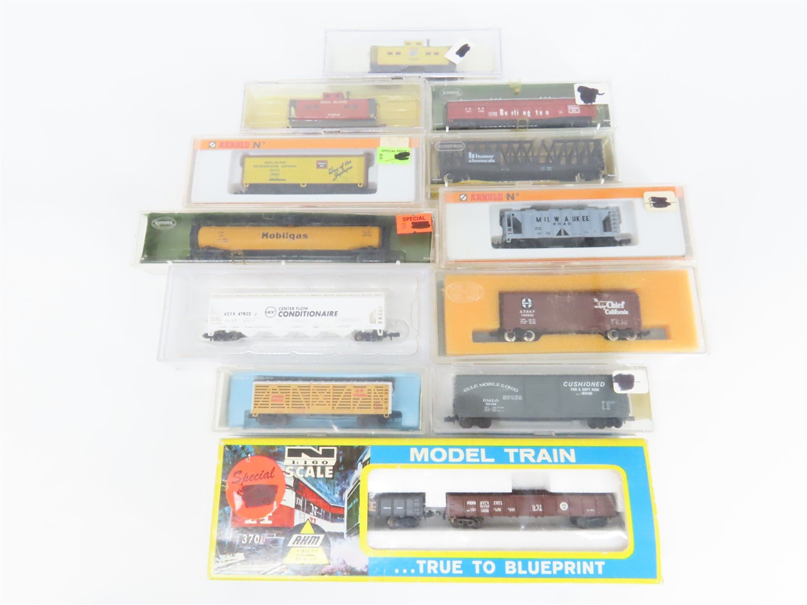LOT of 12 N Model Power/AHM/Arnold MILW/ATSF/CBQ Caboose, Hopper, & Boxcars