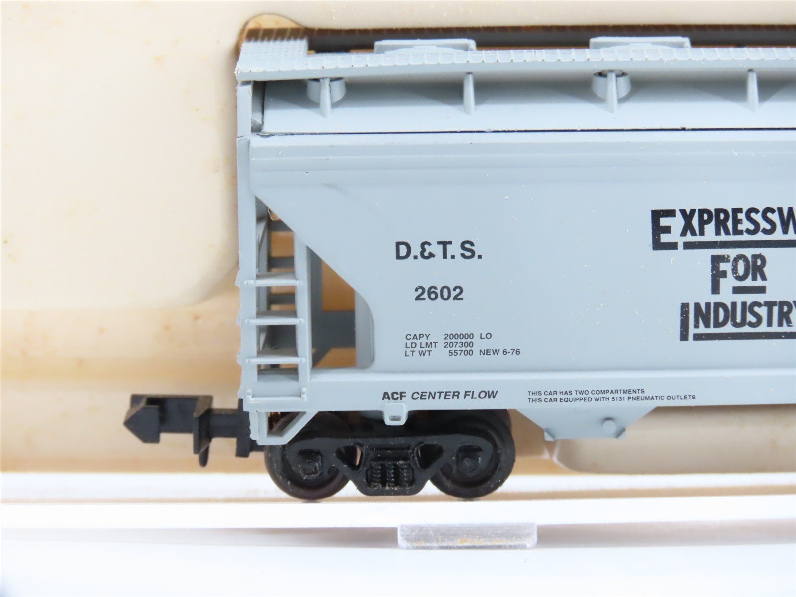 N Scale Atlas 39101 D&TS Detroit Toledo & Shore Line 2-Bay Covered Hopper #2602