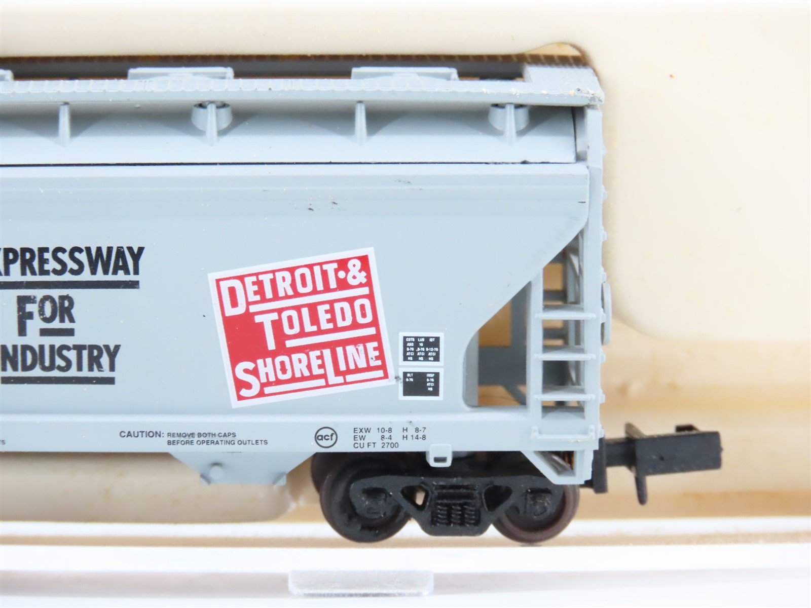N Scale Atlas 39101 D&TS Detroit Toledo & Shore Line 2-Bay Covered Hopper #2602