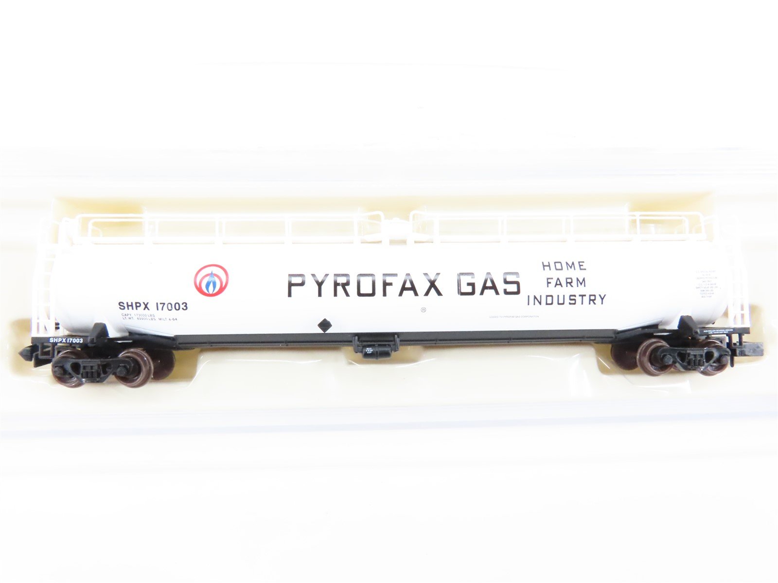 N Scale Atlas 37012 SHPX Pyrofax Gas 33,000 Gallon Tank Car #17003