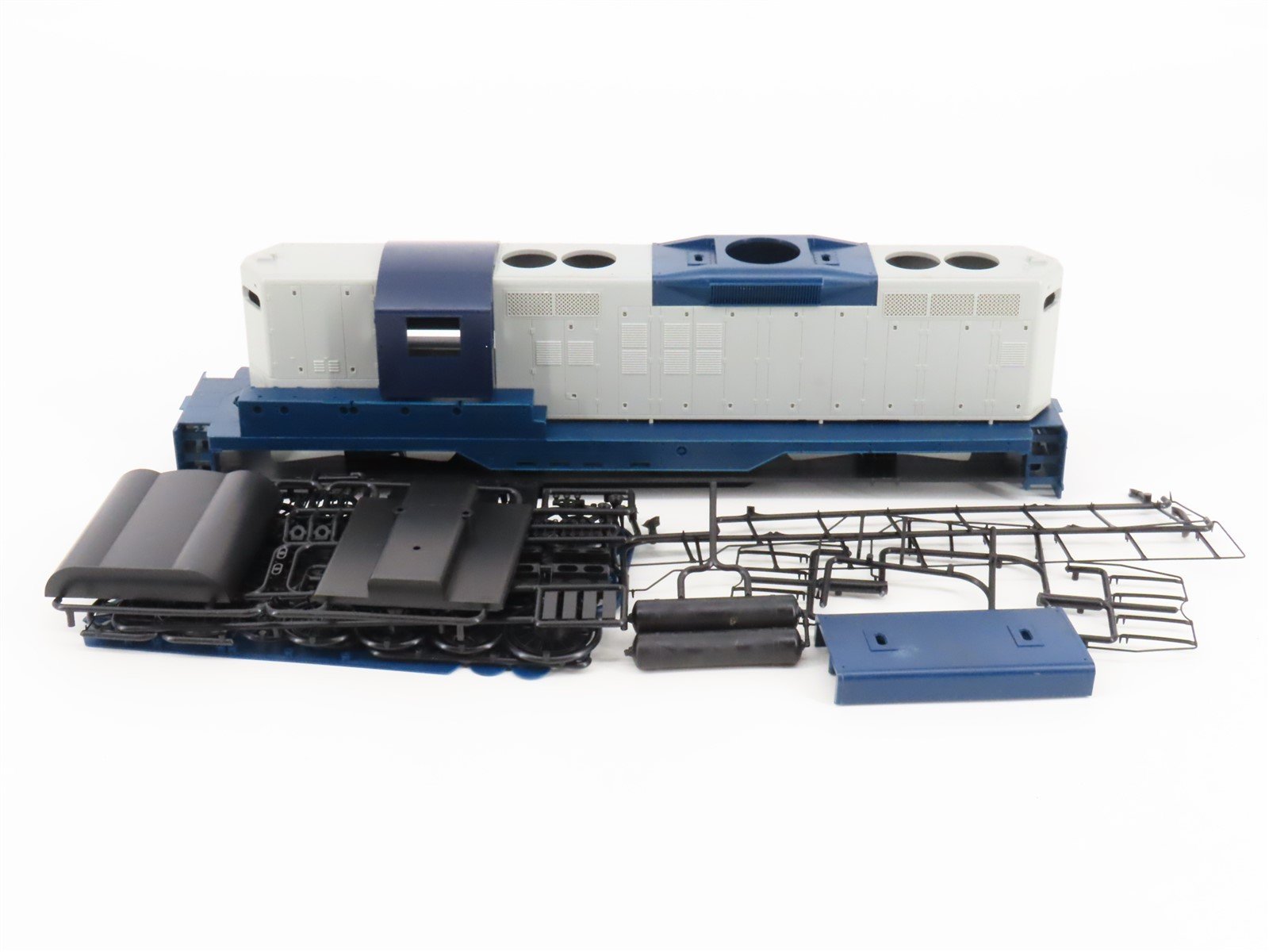 O Gauge 3-Rail Red Caboose Undecorated GP9 Diesel Loco Body Kit UNPOWERED