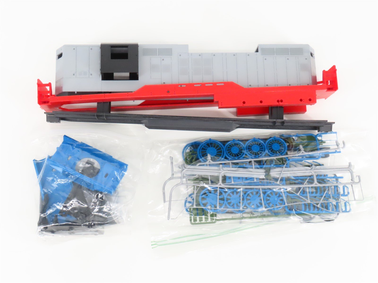 O Gauge 3-Rail Red Caboose Undecorated Gray GP9 Diesel Loco Body Kit UNPOWERED