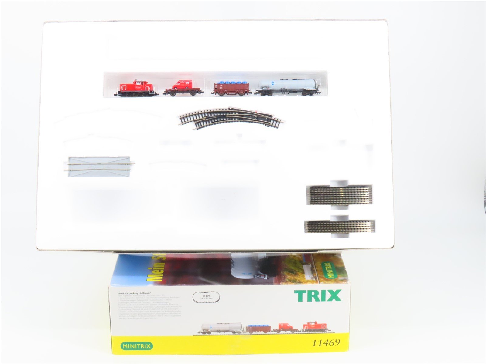 N Scale Minitrix 11469 DB-AG Cargo Class 830 Diesel "Refinery" Freight Train Set