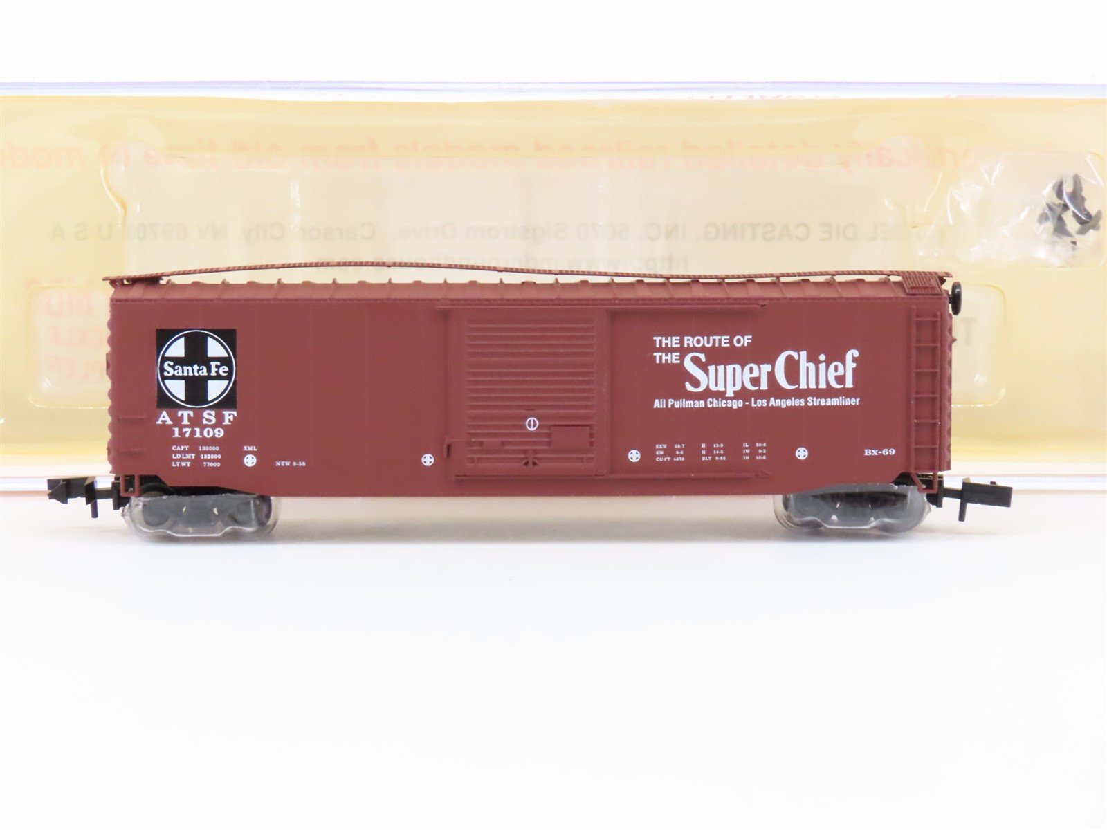 N Scale Roundhouse 81802 ATSF Santa Fe "Super Chief" 50' PS-1 Boxcar #17109