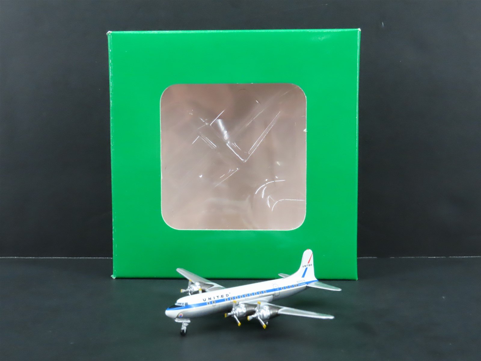 1:400 Aero Classics Die-Cast United McDonnell Douglas DC-6B Aircraft N37576