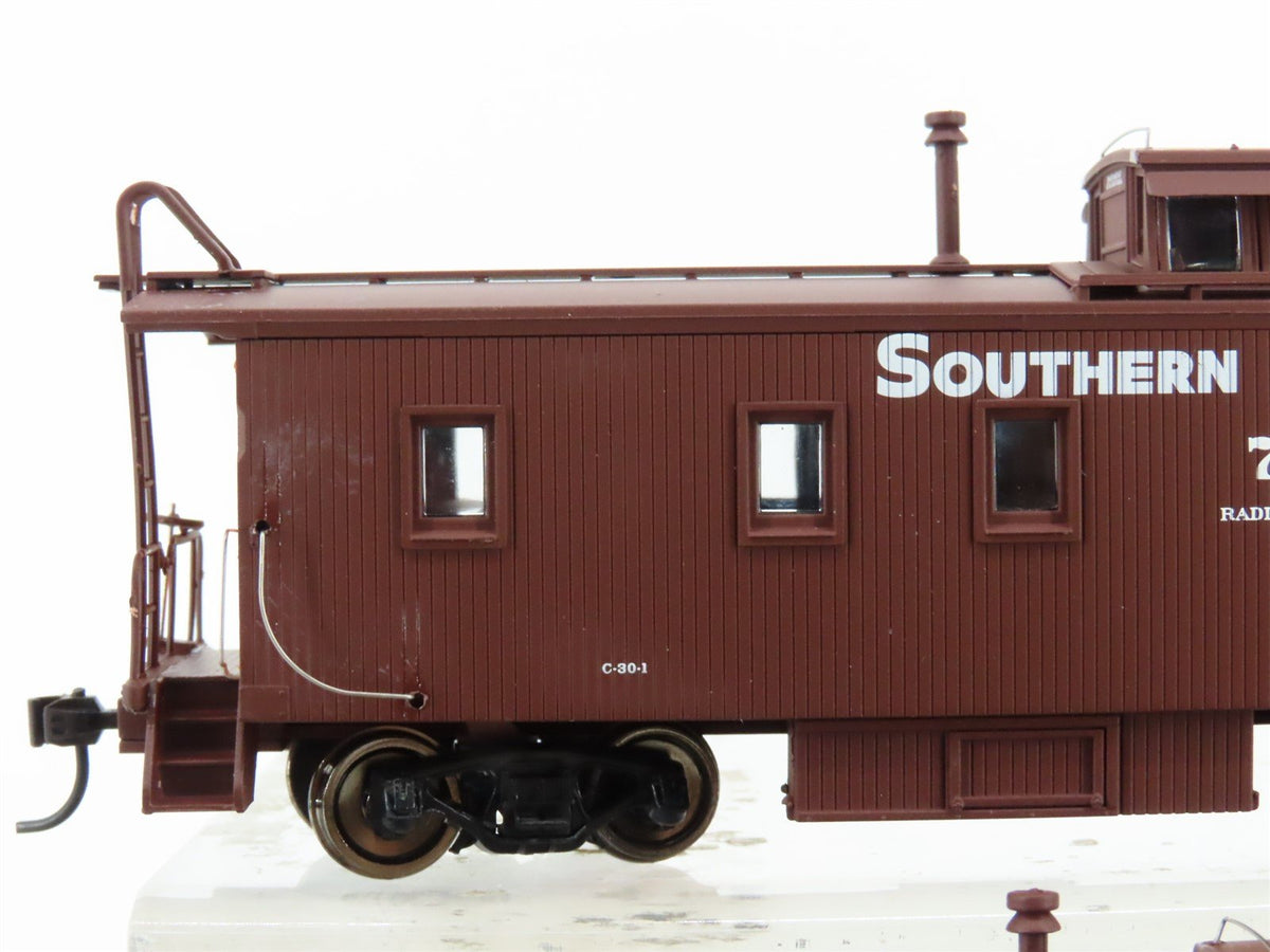 HO Scale Walthers 932-27607 SP Southern Pacific C-30-1 Wood Caboose 2-Pack