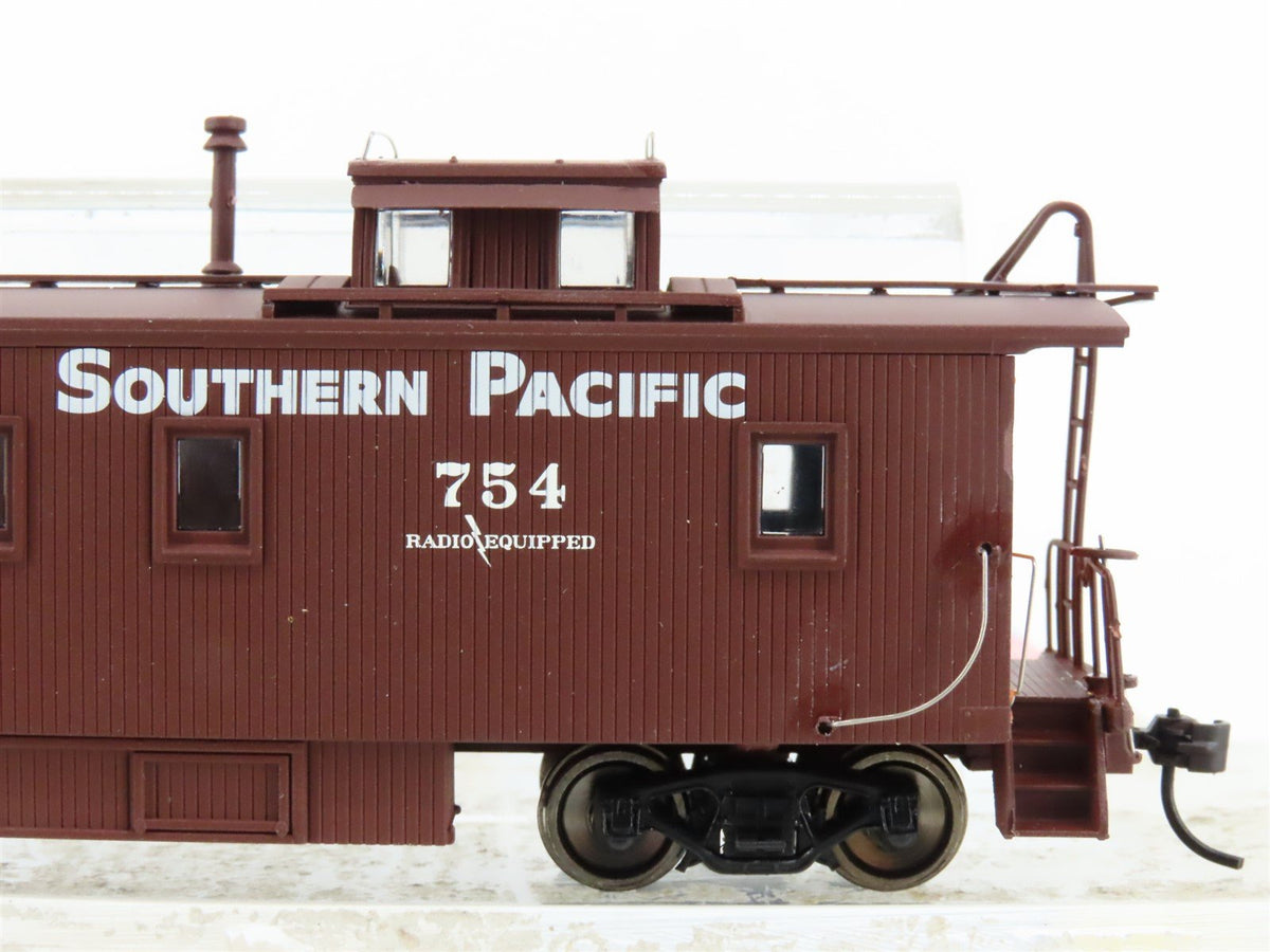 HO Scale Walthers 932-27607 SP Southern Pacific C-30-1 Wood Caboose 2-Pack