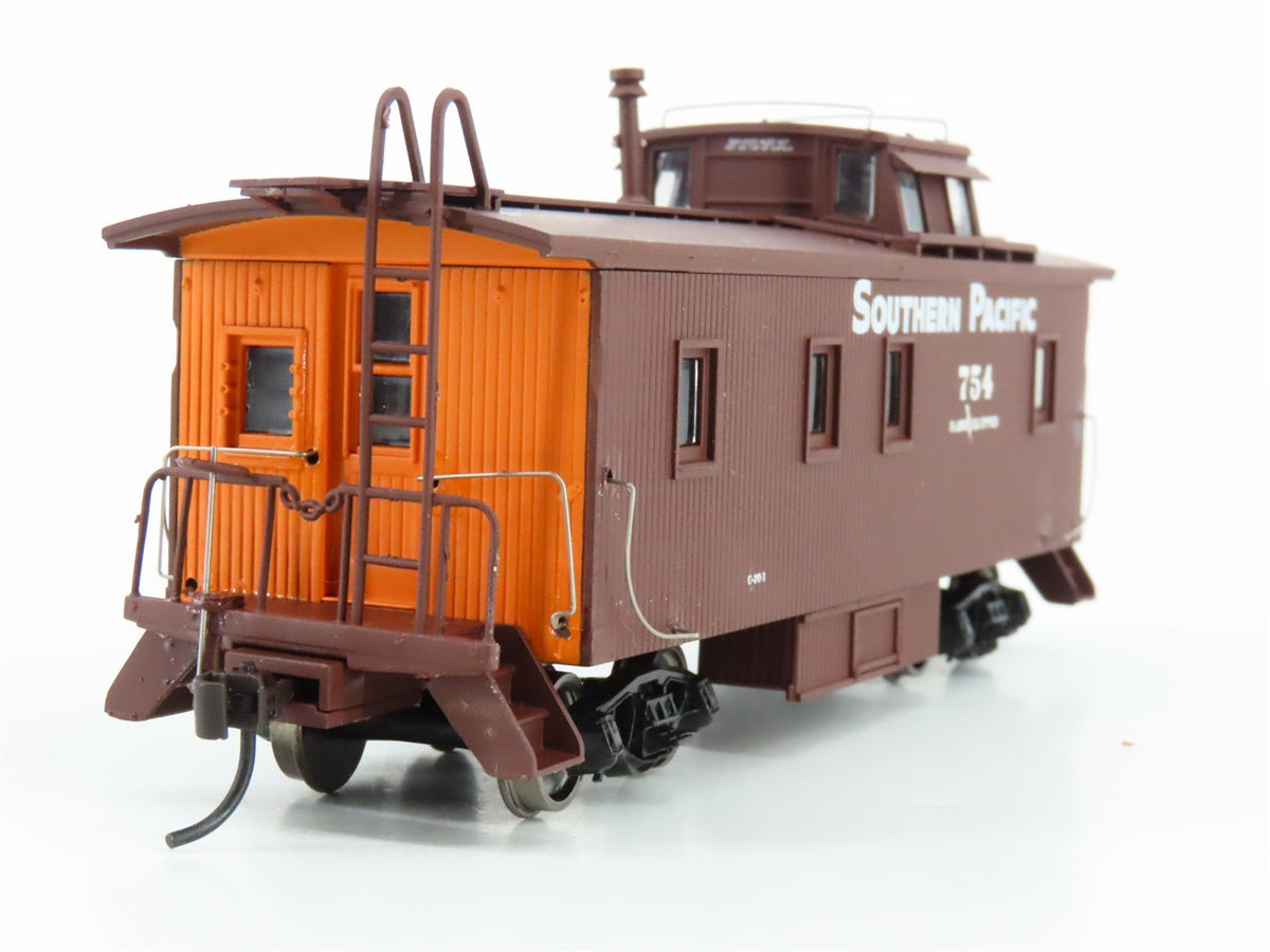 HO Scale Walthers 932-27607 SP Southern Pacific C-30-1 Wood Caboose 2-Pack