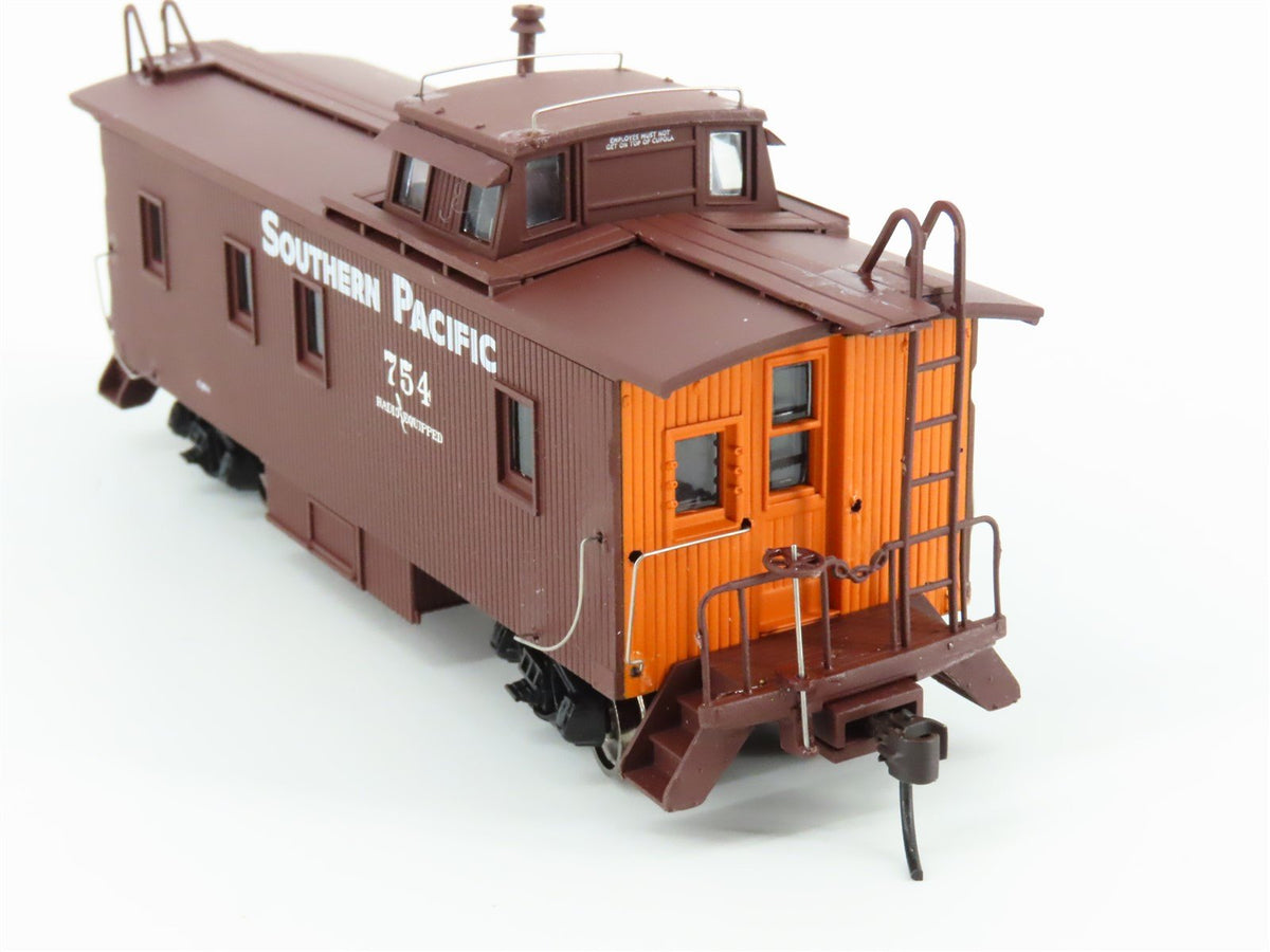 HO Scale Walthers 932-27607 SP Southern Pacific C-30-1 Wood Caboose 2-Pack