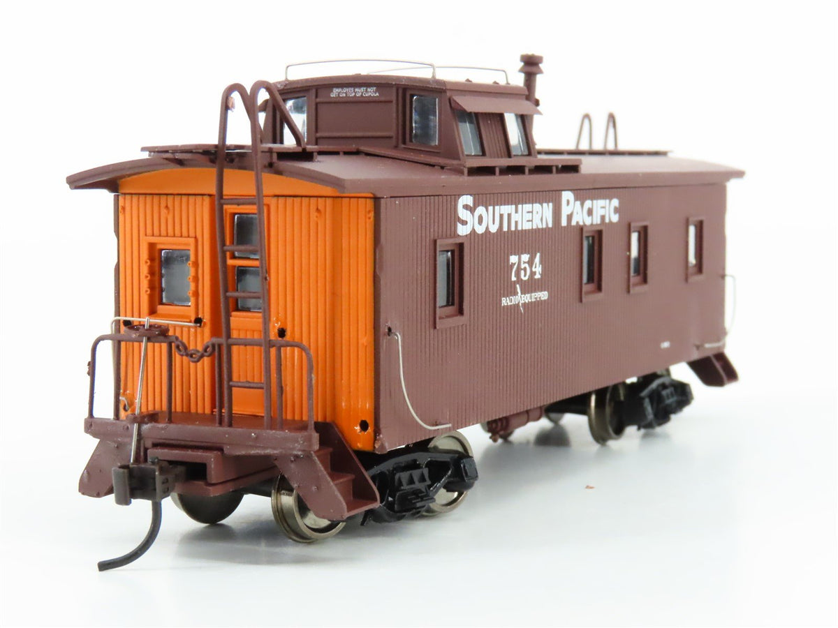 HO Scale Walthers 932-27607 SP Southern Pacific C-30-1 Wood Caboose 2-Pack