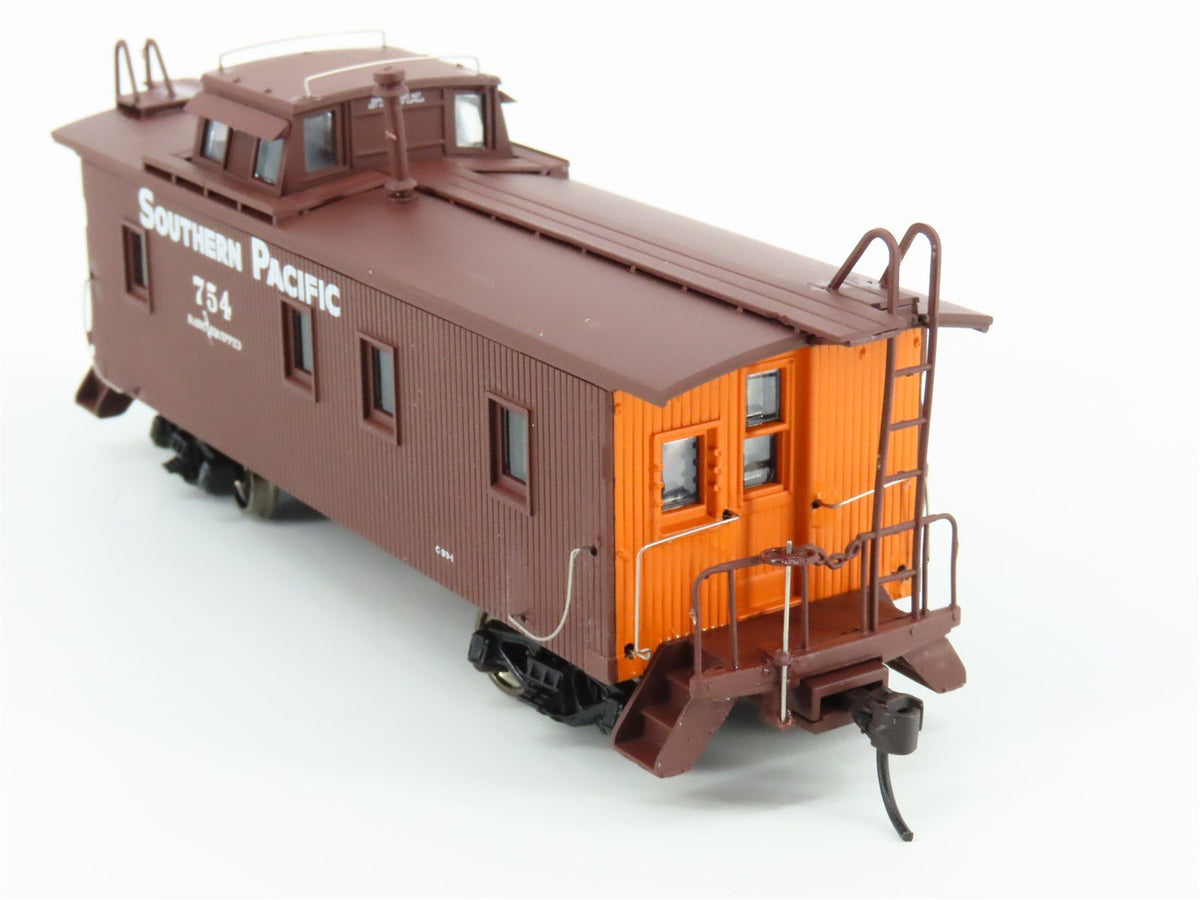 HO Scale Walthers 932-27607 SP Southern Pacific C-30-1 Wood Caboose 2-Pack