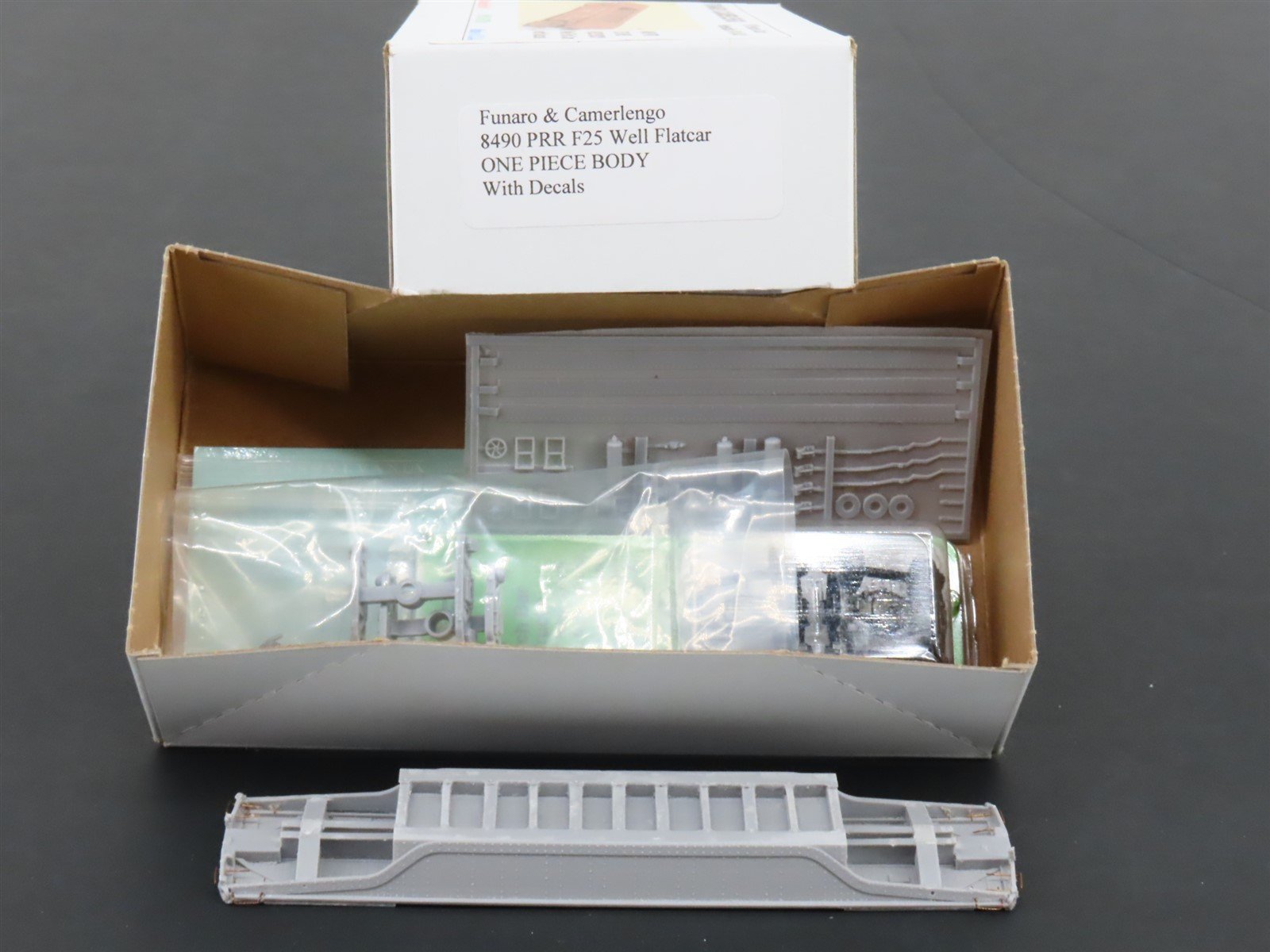 HO Funaro & Camerlengo Kit 8490 PRR One Piece Body Well Flat Car w/ Decals