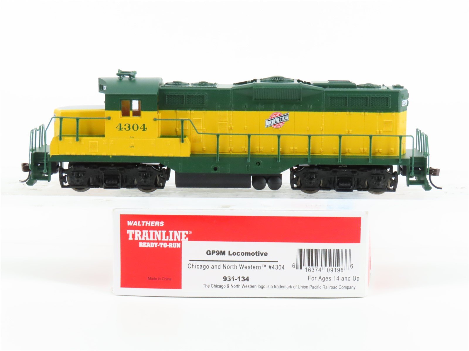 HO Walthers Trainline 931-134 CNW Chicago & North Western EMD GP9M Diesel #4304