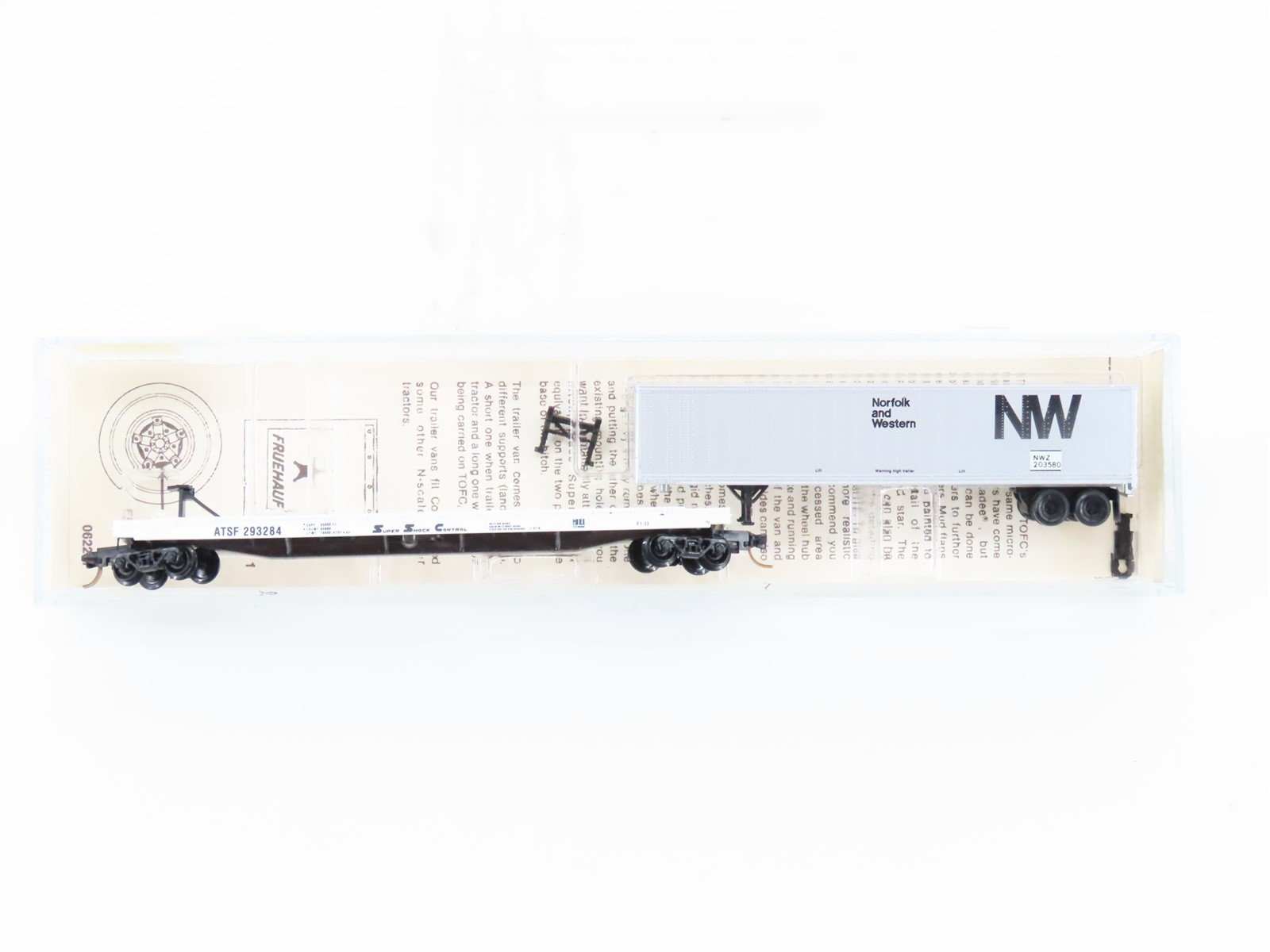 N Scale Kadee Micro-Trains MTL 64010 TOFC ATSF Flat Car #293284 w/ NW Trailer