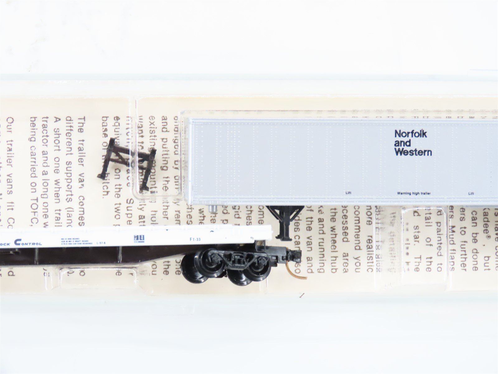 N Scale Kadee Micro-Trains MTL 64010 TOFC ATSF Flat Car #293284 w/ NW Trailer