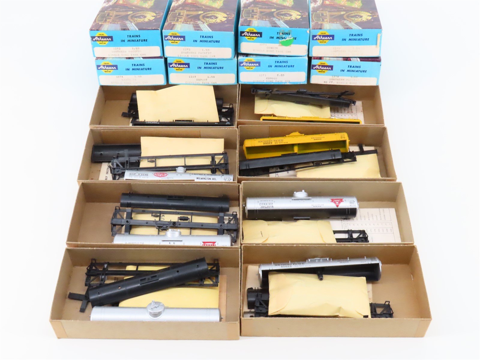 LOT of 8 HO Scale Athearn Kits ATSF, SP, Conoco, DuPont Single Dome Tank Cars