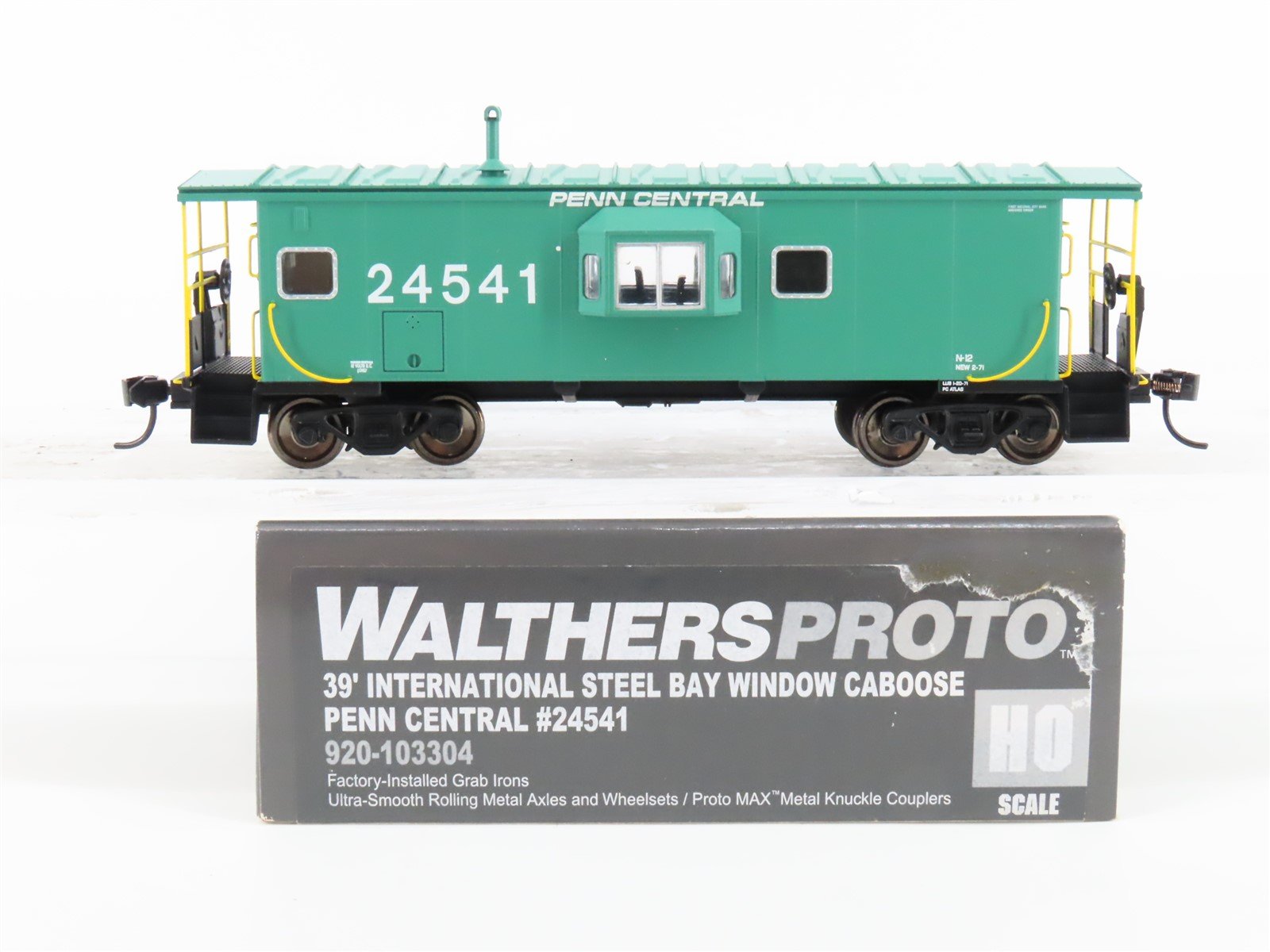 HO Scale Walthers Proto 920-103304 PC Penn Central 39' Bay Window Caboose #24541