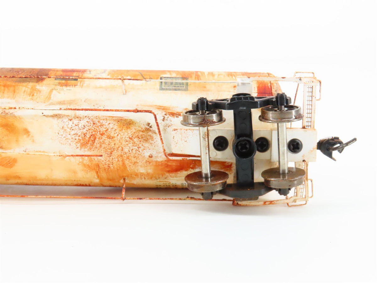 HO Scale Walthers Proto 920-100229 UTLX Terra 23k Gal Tankcar #300136 WEATHERED