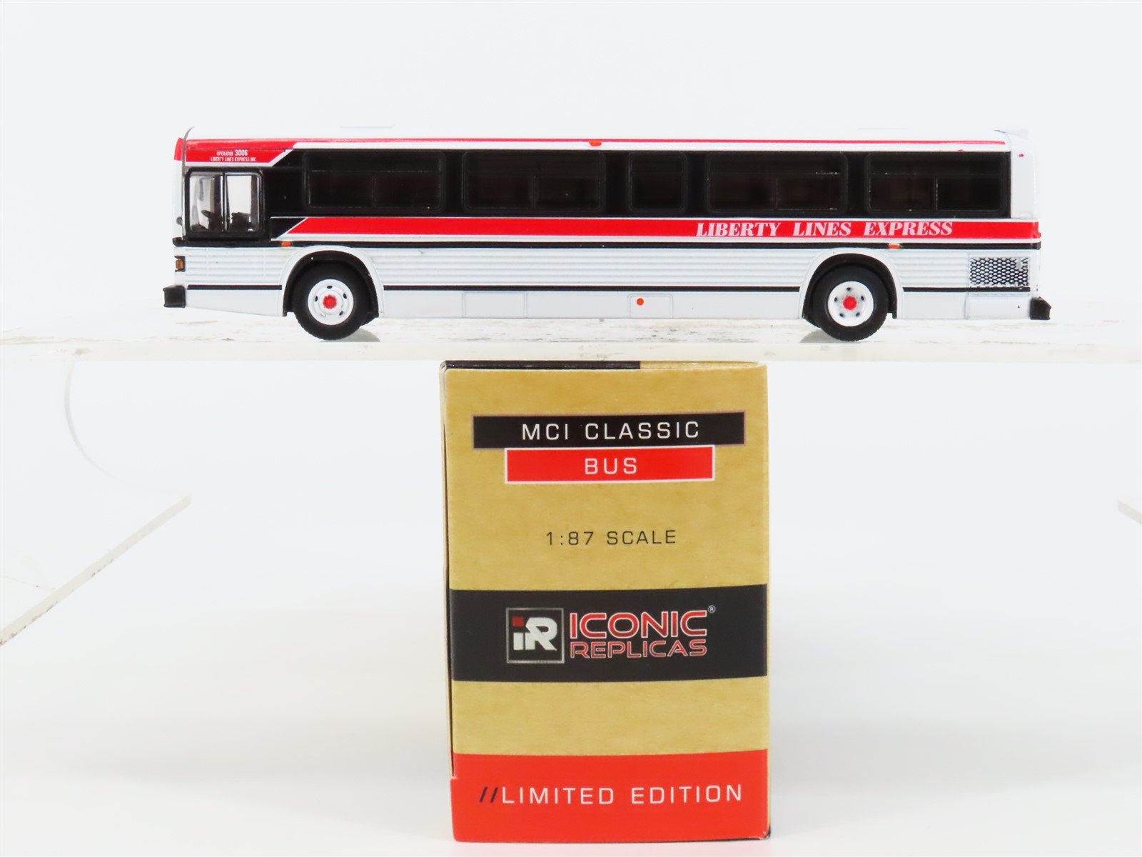 1:87 Iconic Replicas Die-Cast 87-0389 Liberty Lines Suburban MCI Classic Bus