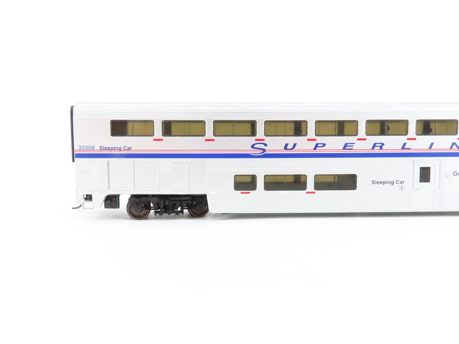 HO Walthers 932-6173 AMTK Amtrak Ph IV Superliner I Sleeper Passenger #32009