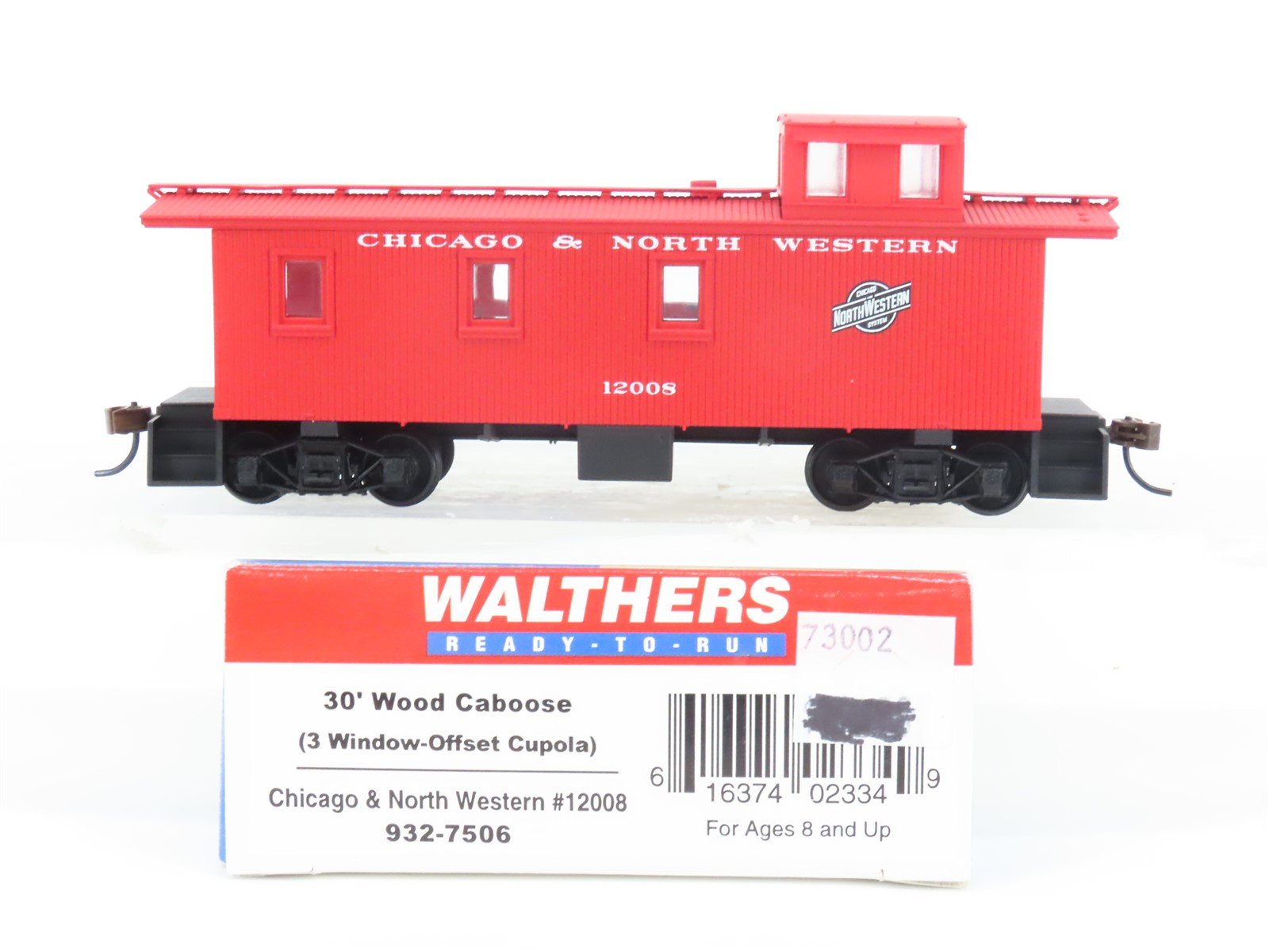 HO Scale Walthers 932-7506 CNW Chicago & North Western 30' Wood Caboose #12008