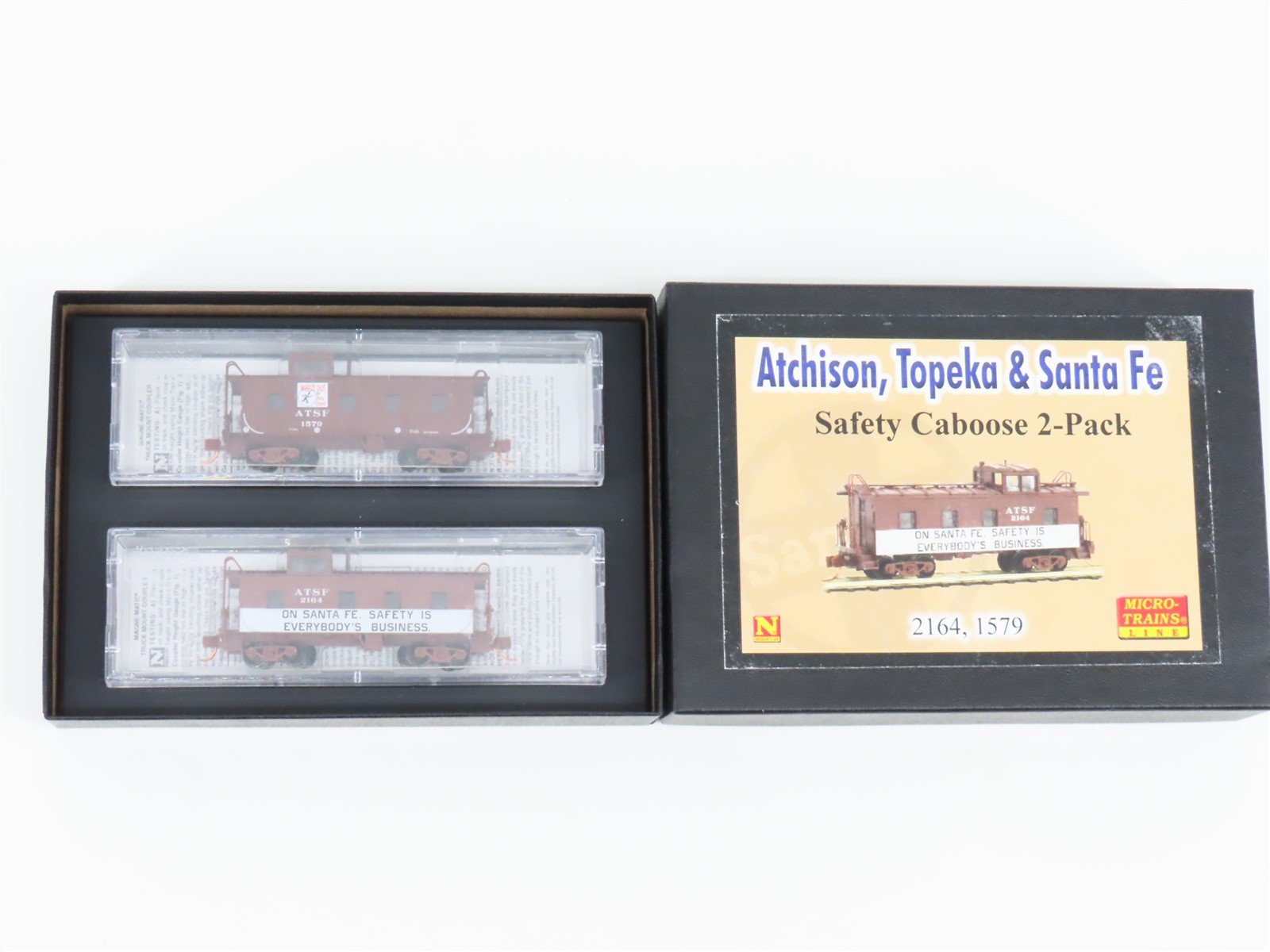 N Scale Micro-Trains MTL 10000370 ATSF Santa Fe Safety Caboose 2-Pack