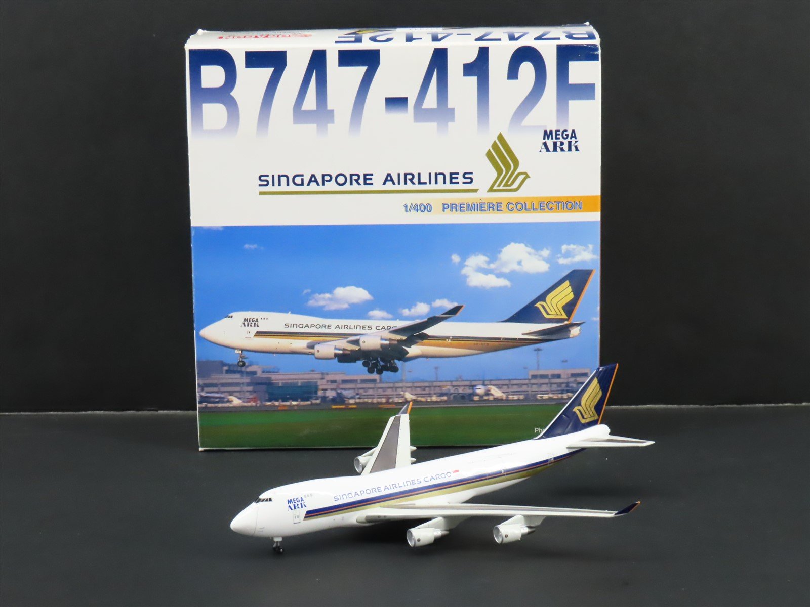 1:400 Dragon Wings 55226 Die-Cast Singapore Airlines Mega Ark B747-412F 9V-SFD