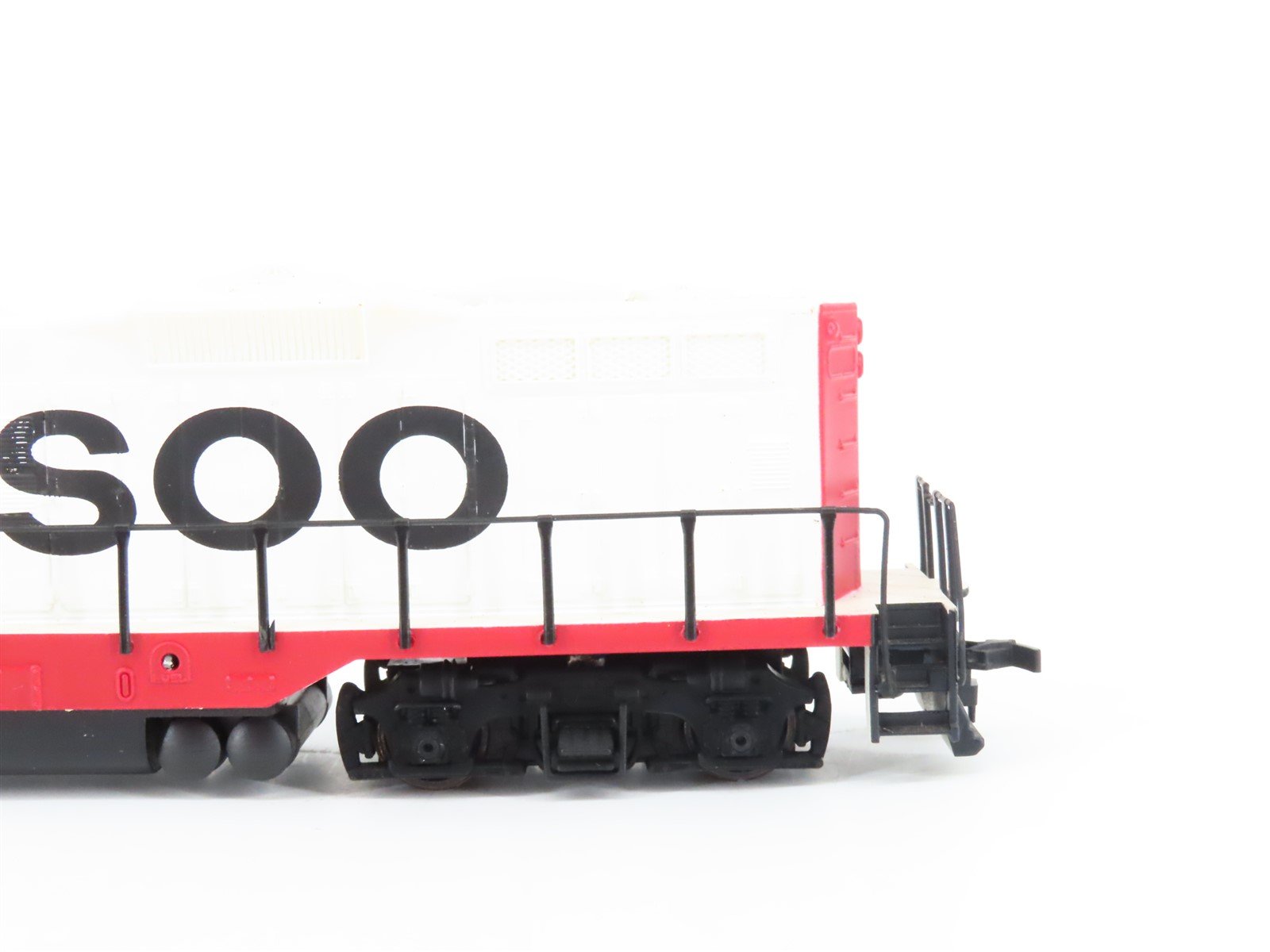 HO Scale Walthers Trainline 931-116 SOO Line Railroad EMD GP9M Diesel #2411