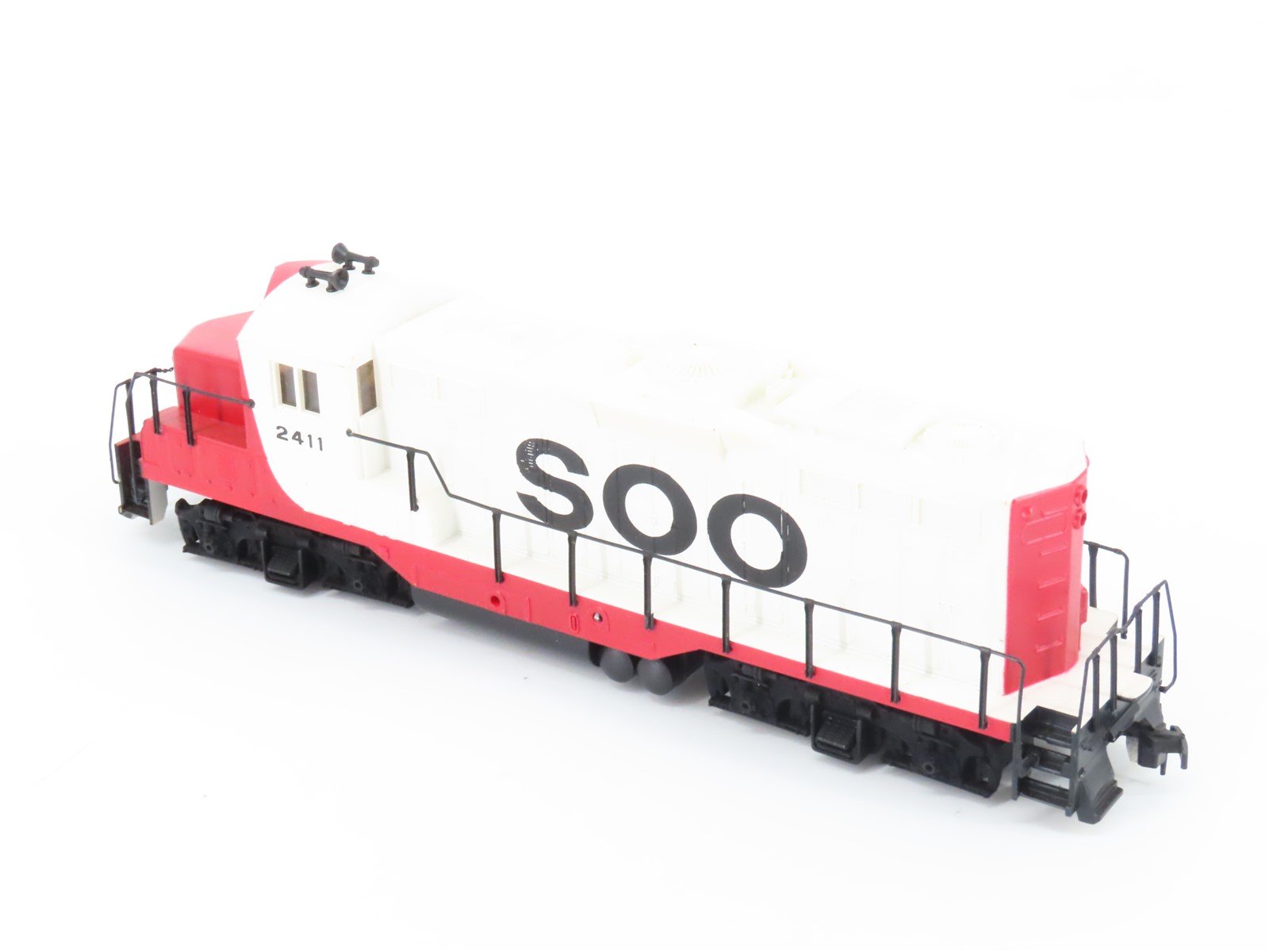 HO Scale Walthers Trainline 931-116 SOO Line Railroad EMD GP9M Diesel #2411