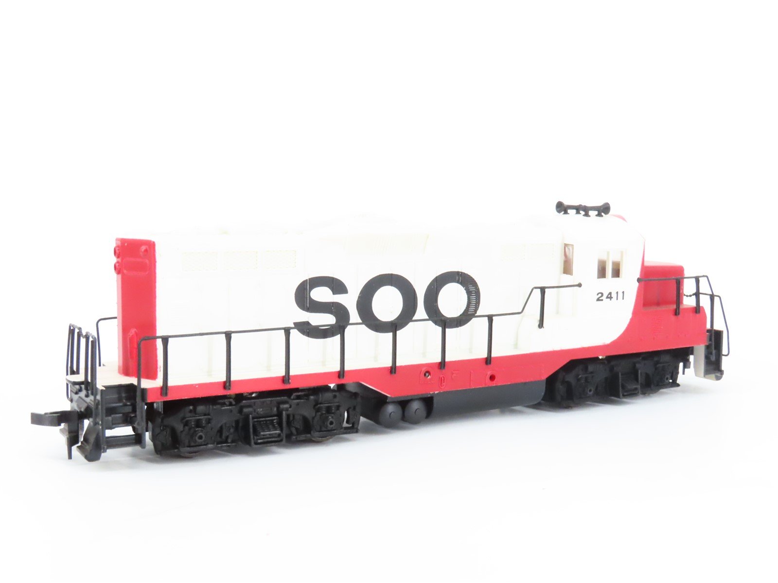 HO Scale Walthers Trainline 931-116 SOO Line Railroad EMD GP9M Diesel #2411