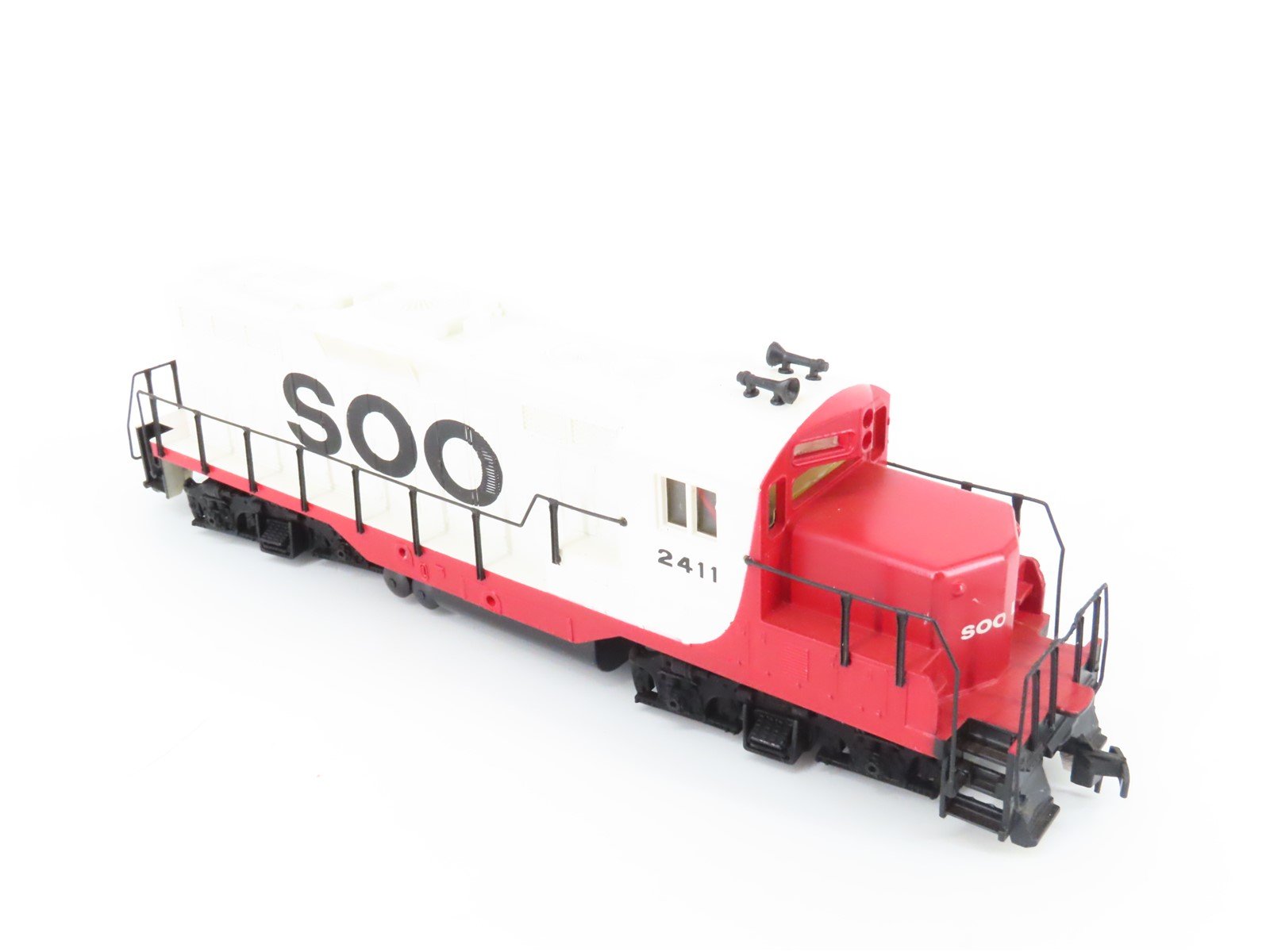 HO Scale Walthers Trainline 931-116 SOO Line Railroad EMD GP9M Diesel #2411