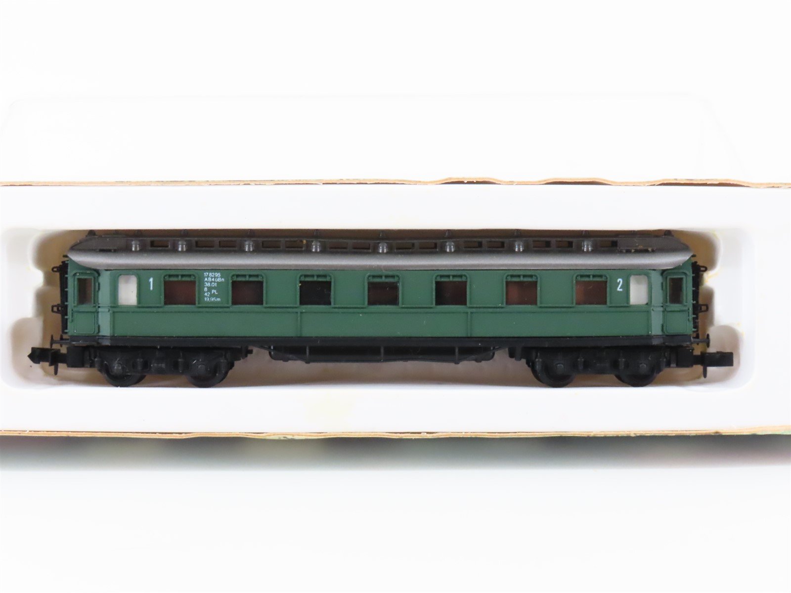 N Scale Arnold 0338 Unlettered European 1st/2nd Class Coach Passenger #17 8295