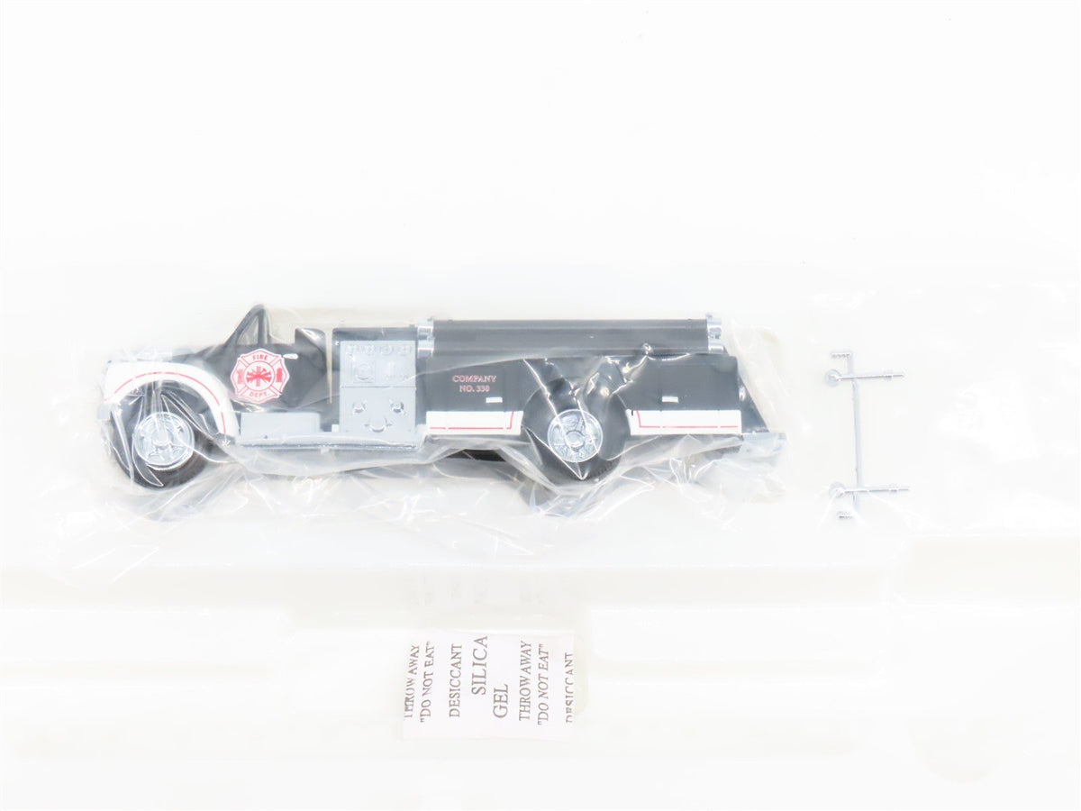 O Gauge 3-Rail Lionel 2226320 UP Union Pacific 50&#39; Flat Car #53026 w/ Fire Truck