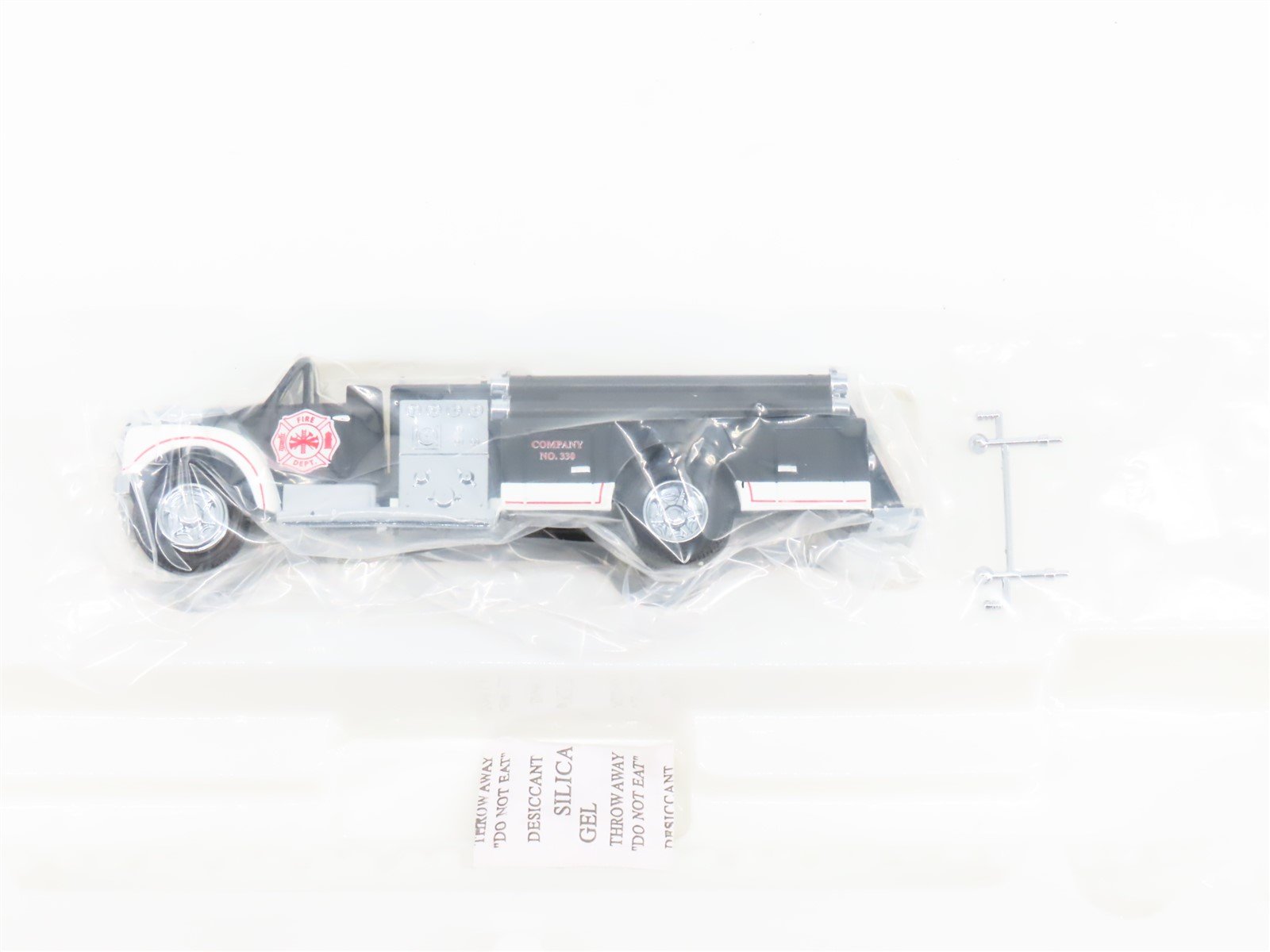 O Gauge 3-Rail Lionel 2226320 UP Union Pacific 50' Flat Car #53026 w/ Fire Truck