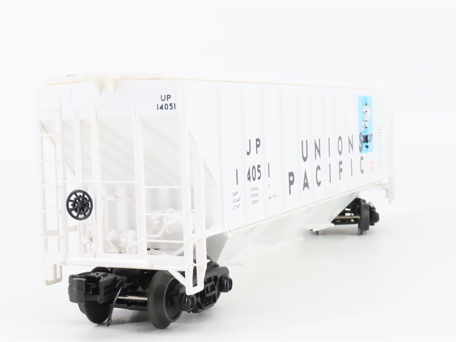 O Gauge 3-Rail MTH 20-97383 UP Sugar 3-Bay High-Side Covered Hoppers 2-Pack