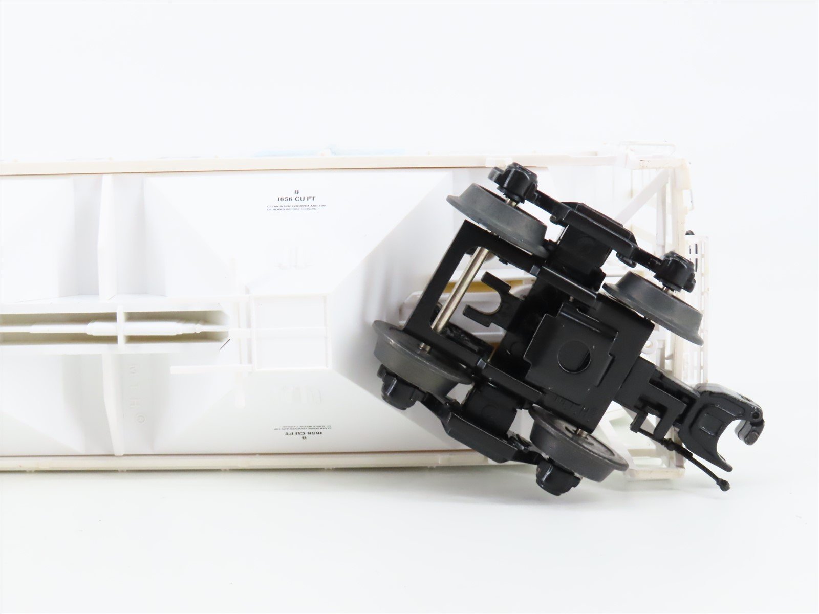 O Gauge 3-Rail MTH 20-97383 UP Sugar 3-Bay High-Side Covered Hoppers 2-Pack