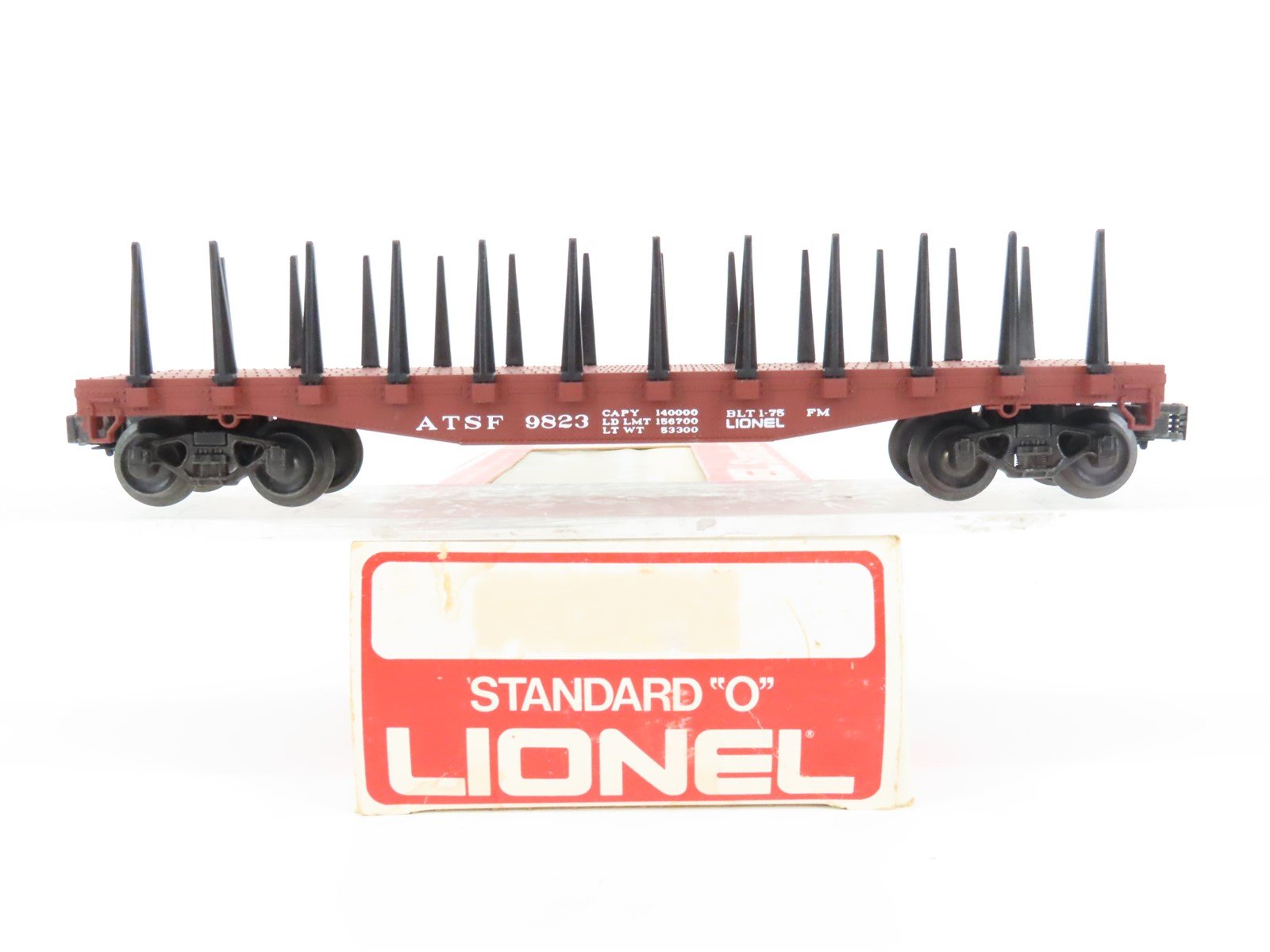 O Gauge 3-Rail Lionel ATSF Santa Fe Railroad Flat Car #9823 w/ Stakes & Load
