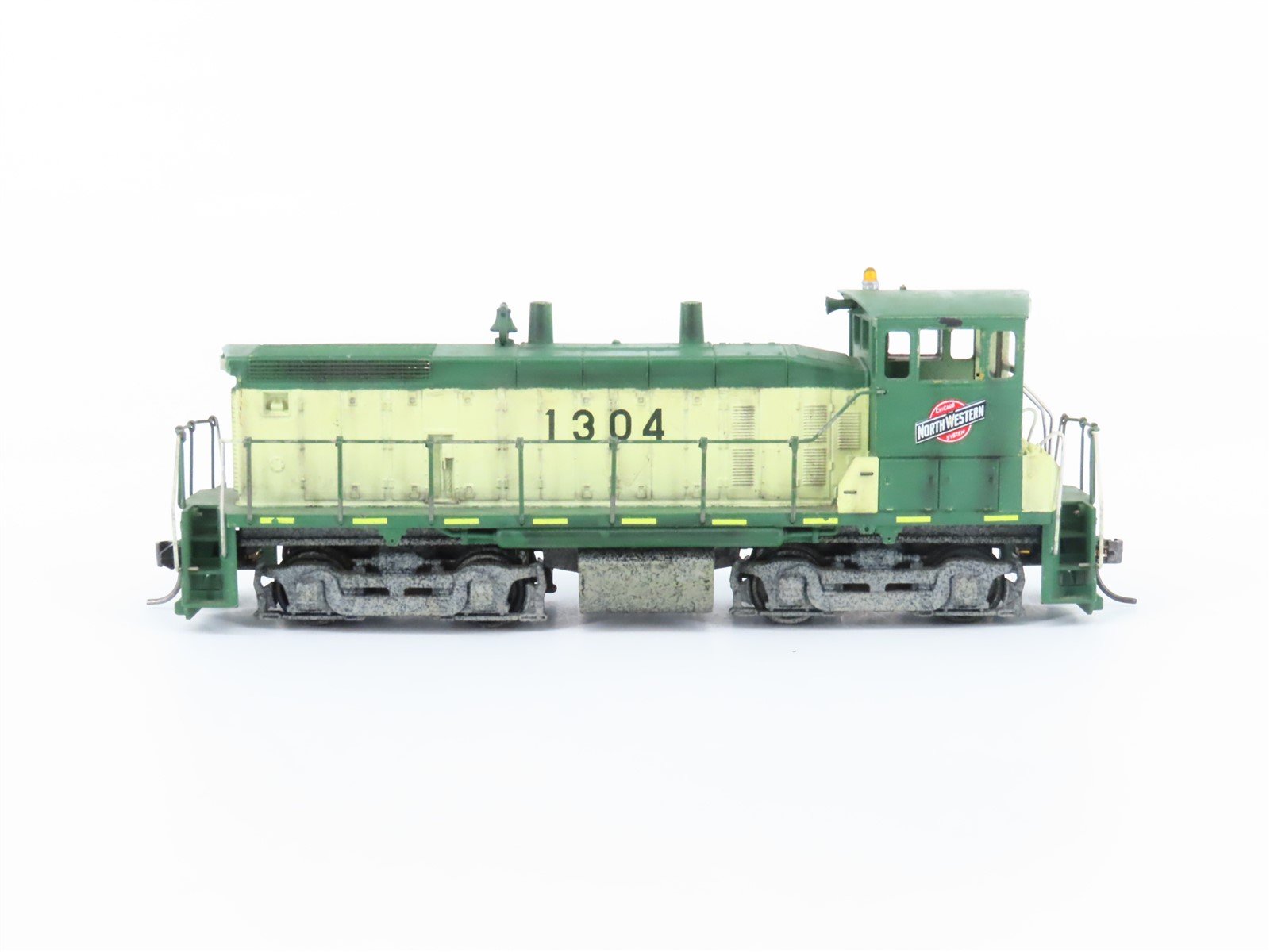 HO Scale Athearn CNW Railway SW1500 Diesel Locomotive #1304 UNPOWERED & CUSTOM