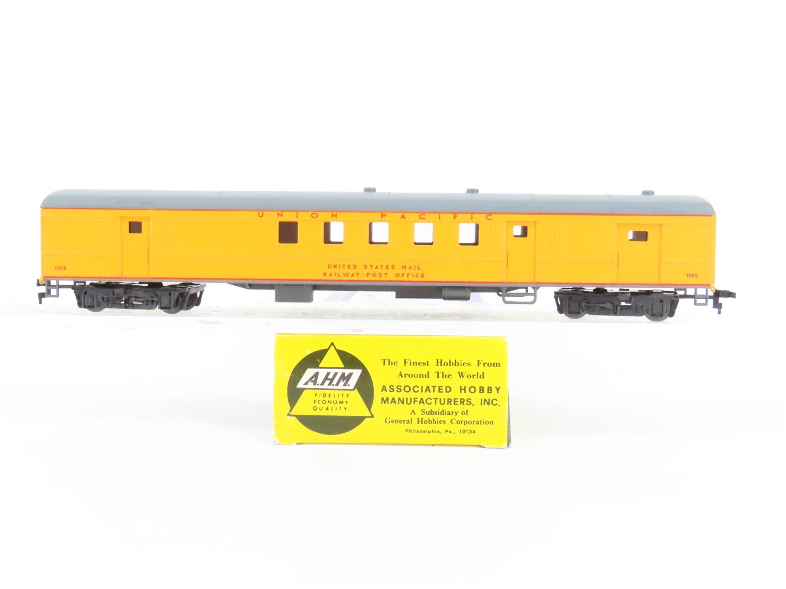 HO Scale AHM 6403-UP UP Union Pacifc 1930 72ft RPO Passenger Car #1106