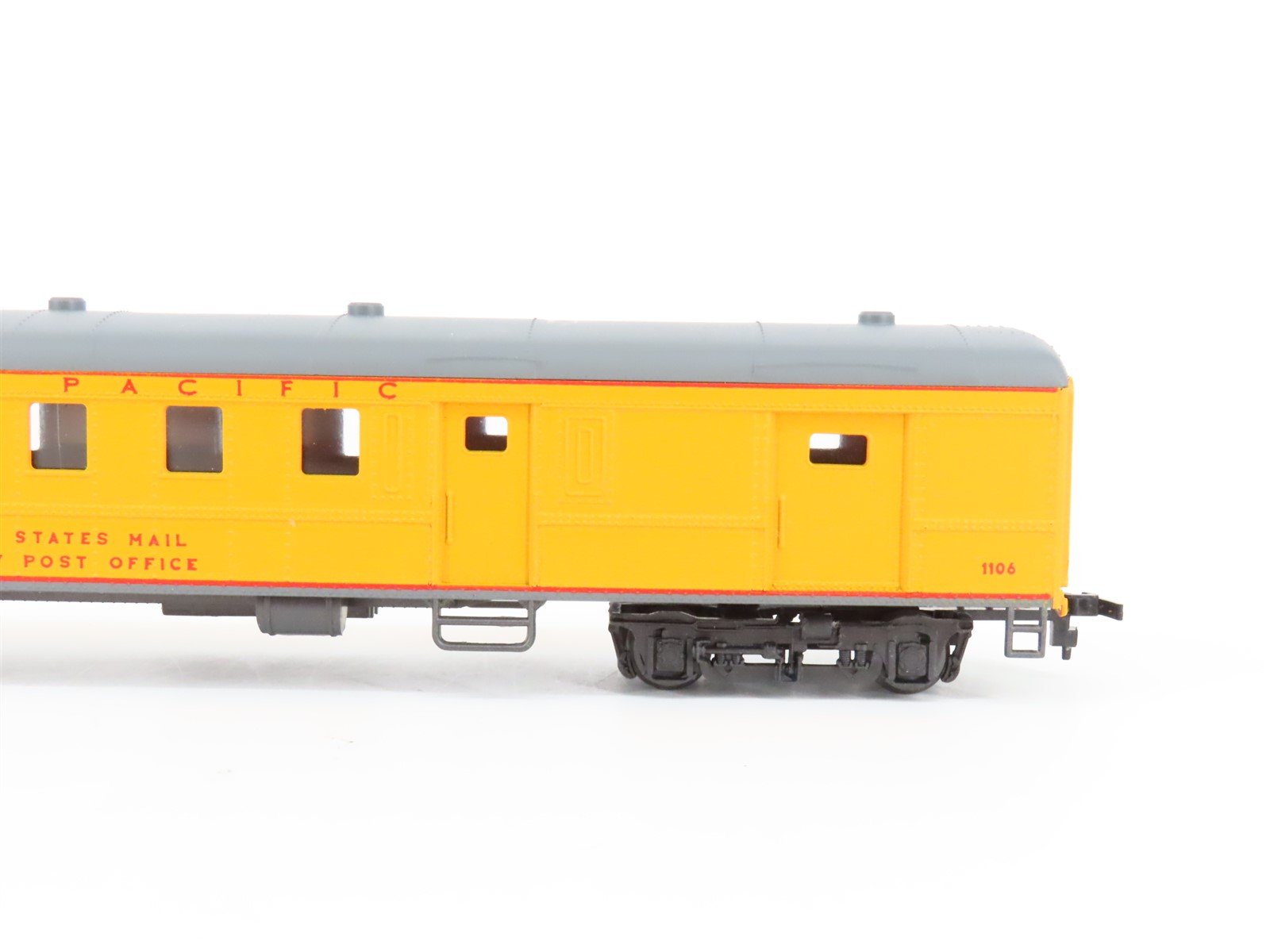 HO Scale AHM 6403-UP UP Union Pacifc 1930 72ft RPO Passenger Car #1106